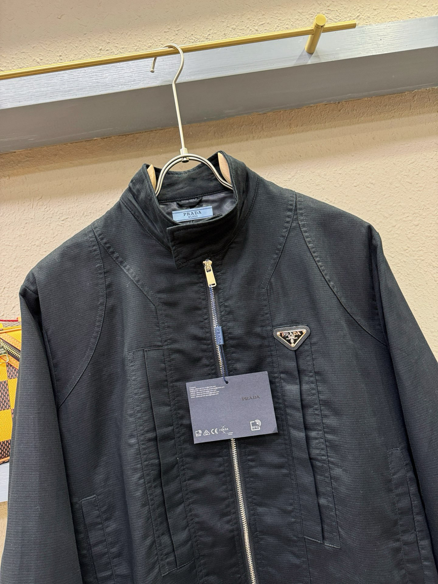 PRADA 普拉达 2025新款夹克外套，原单狠货 意大利进口面料时尚夹克外套。欧洲专柜同步，上身更随意