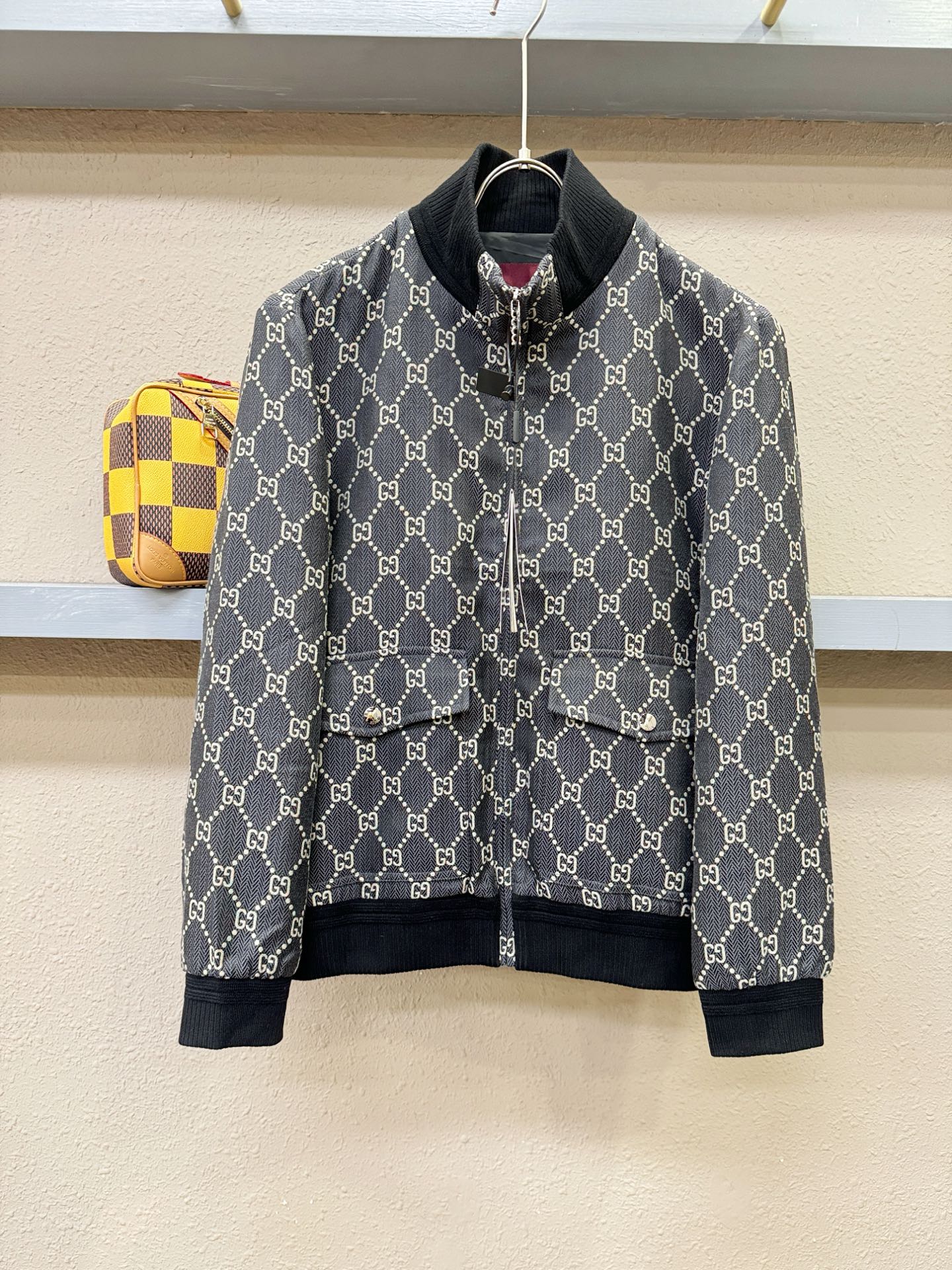 NO:509678,Gucci 2025 autumn and winter new jacket jacket, original single ruthless product, imported Italian fabric fashionable jacket jacket. European counters are synchronized, the upper body is more casual and elegant, the counter original hardware is luxurious high-end customized accessories new work!  Luxury brand characteristics logo embellishment design, the highest quality shipment in the market, original auxiliary materials, the ultimate luxury!  Soft and comfortable. The upper body is so handsome!  Suitable for any scene!  Number of codes: 48-56, gucci, jackets & coats, jackets & coats, alexander wang19860909Gucci古奇 2025秋冬新款夹克外套,原单狠货 意大利进口面料时尚夹克外套.欧洲专柜同步,上身更随意大方,专柜原版五金奢华高档定制配饰新作！奢华品牌特质logo点缀设计,市场最高品质出货、原版辅料,奢华极致！柔软舒适.上身爆帅！适合任意场景！码数:48-56,,gucci,jackets & coats,jackets & coats,alexander wang,Men's clothing