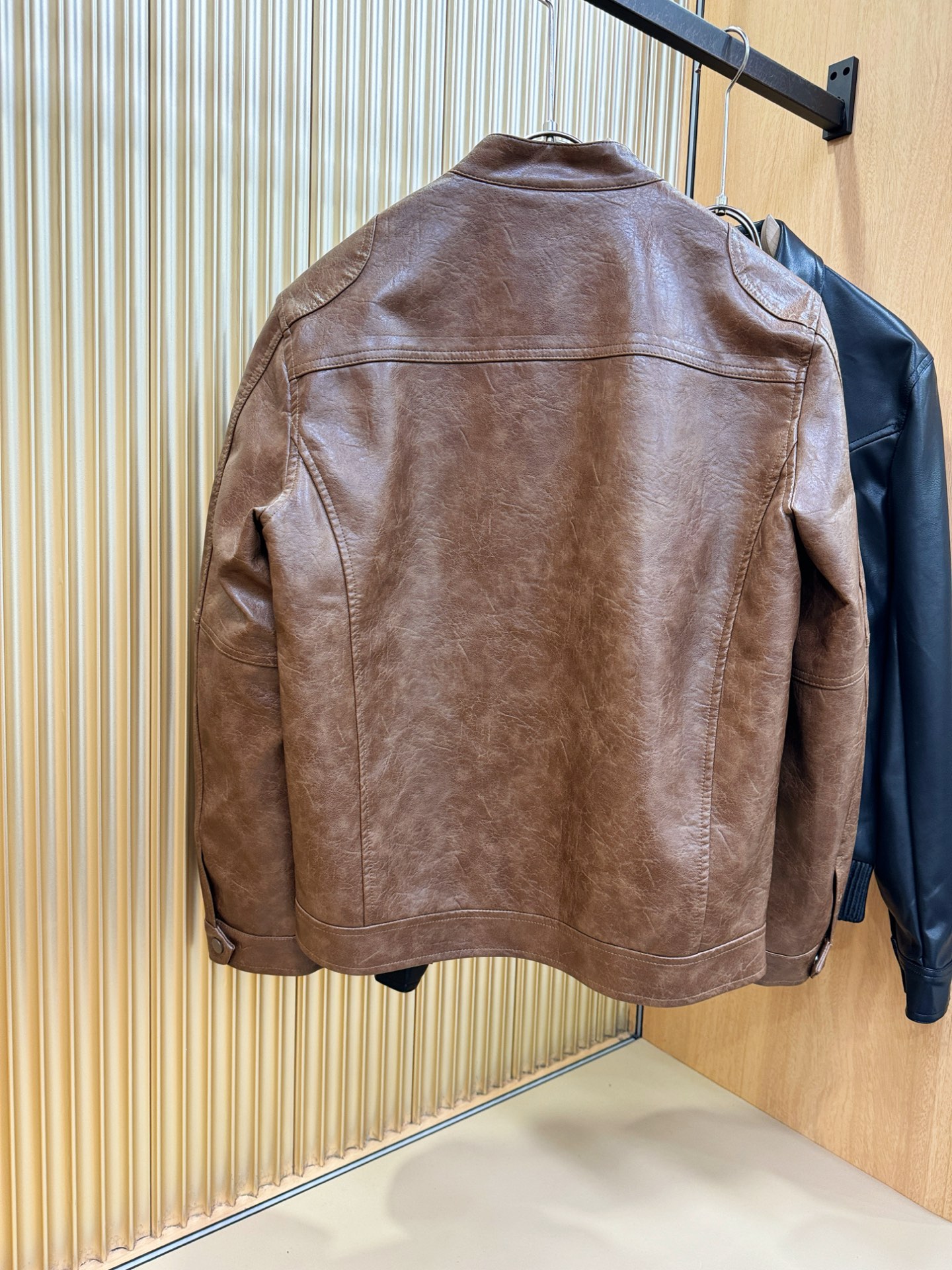 Loro Piana诺悠翩雅 走秀款皮衣外套，料选蛋白皮面料，蛋白皮是一种加入蚕丝人造皮。是一种接近自然