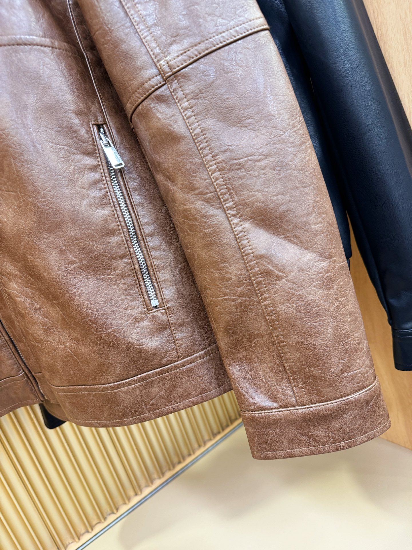 Loro Piana诺悠翩雅 走秀款皮衣外套，料选蛋白皮面料，蛋白皮是一种加入蚕丝人造皮。是一种接近自然