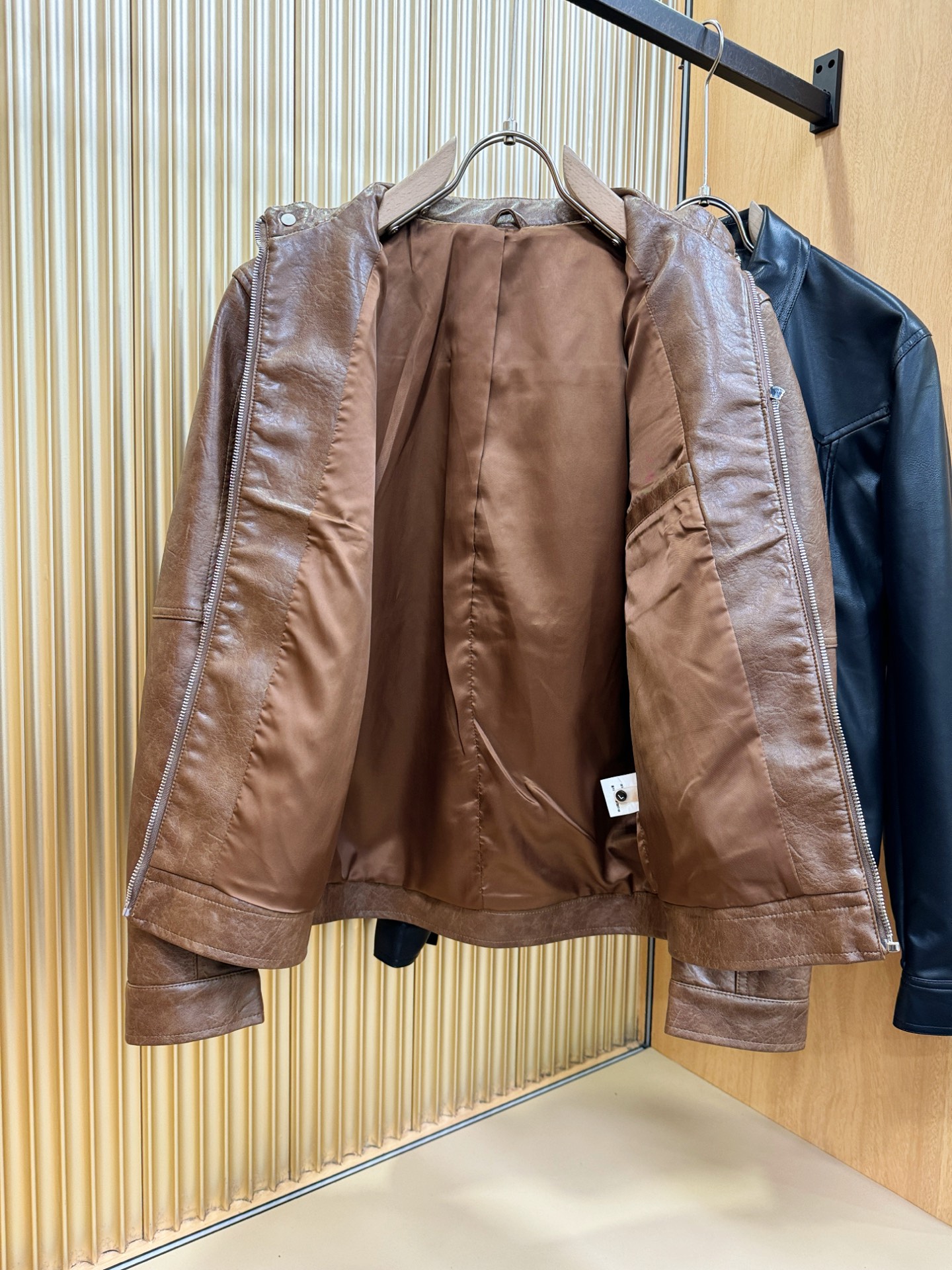 Loro Piana诺悠翩雅 走秀款皮衣外套，料选蛋白皮面料，蛋白皮是一种加入蚕丝人造皮。是一种接近自然