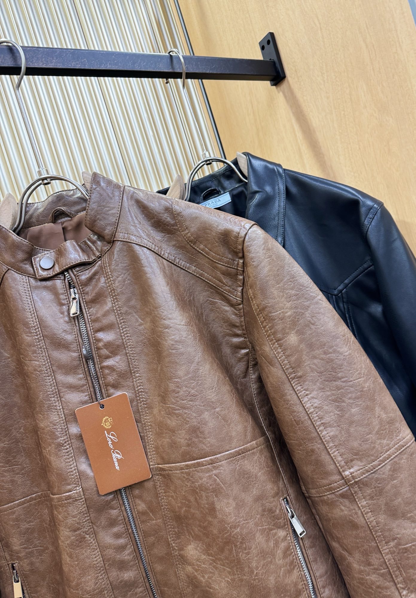 Loro Piana诺悠翩雅 走秀款皮衣外套，料选蛋白皮面料，蛋白皮是一种加入蚕丝人造皮。是一种接近自然