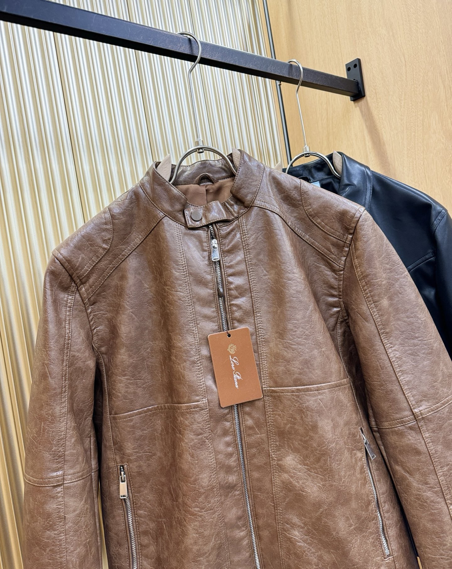 Loro Piana诺悠翩雅 走秀款皮衣外套，料选蛋白皮面料，蛋白皮是一种加入蚕丝人造皮。是一种接近自然