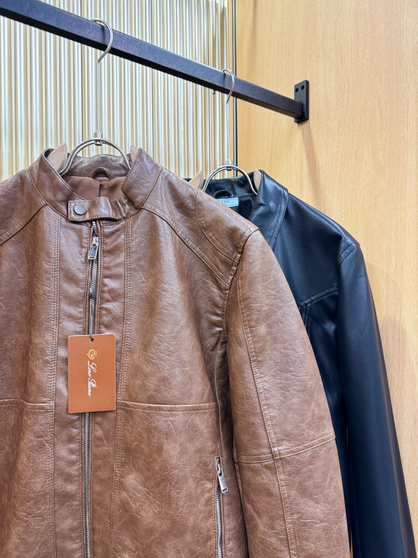 Loro Piana诺悠翩雅 走秀款皮衣外套，料选蛋白皮面料，蛋白皮是一种加入蚕丝人造皮。是一种接近自然