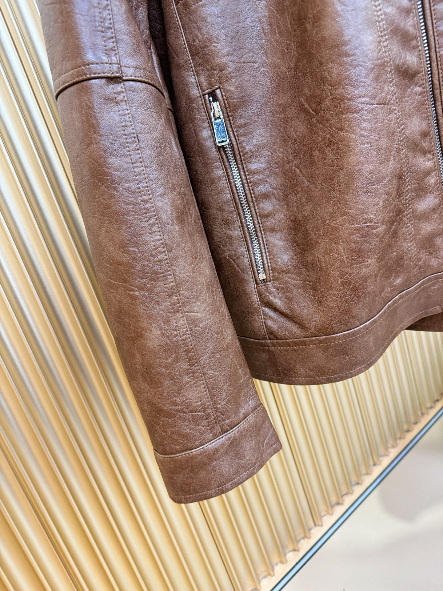 Loro Piana诺悠翩雅 走秀款皮衣外套，料选蛋白皮面料，蛋白皮是一种加入蚕丝人造皮。是一种接近自然