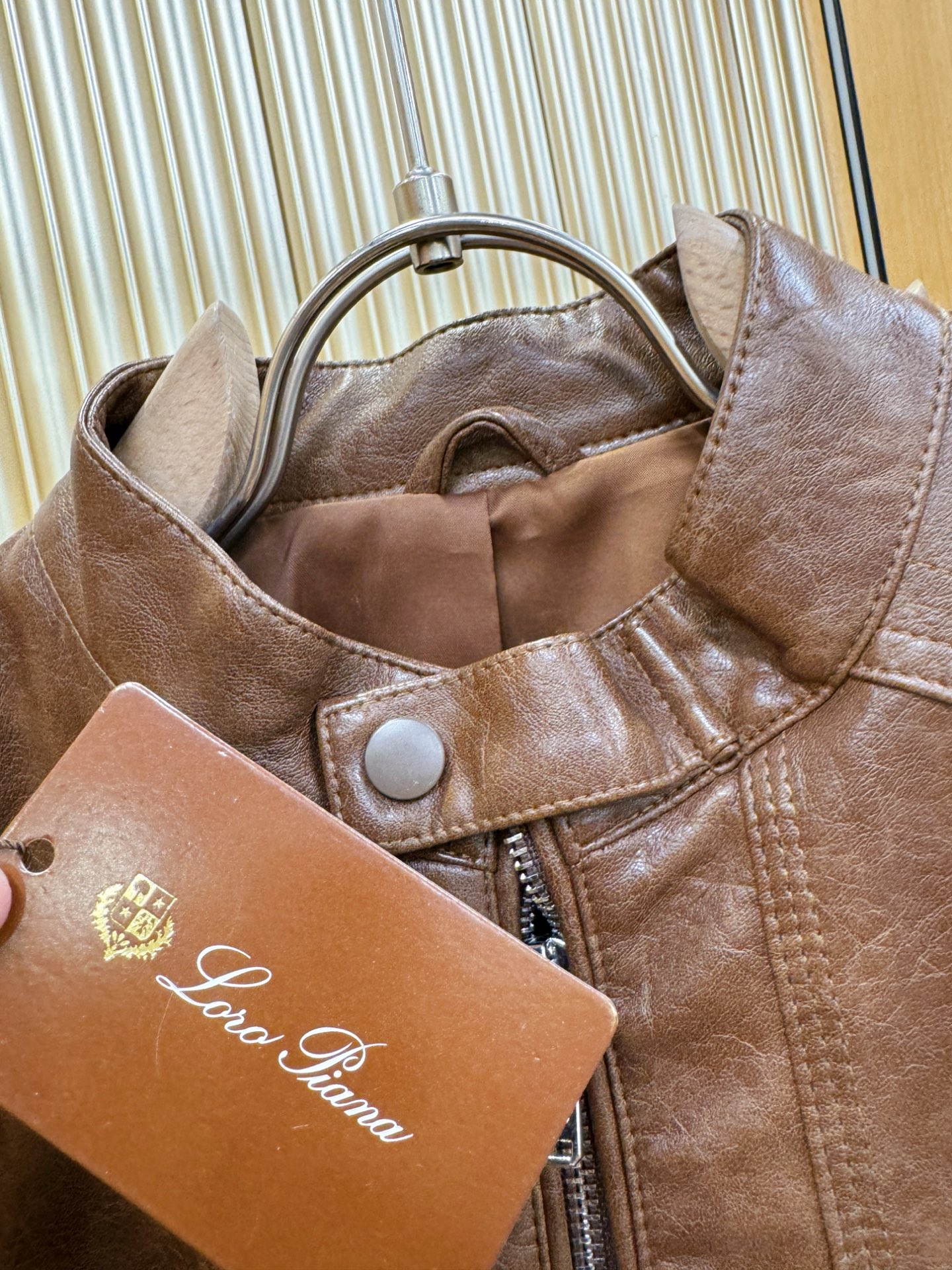 Loro Piana诺悠翩雅 走秀款皮衣外套，料选蛋白皮面料，蛋白皮是一种加入蚕丝人造皮。是一种接近自然