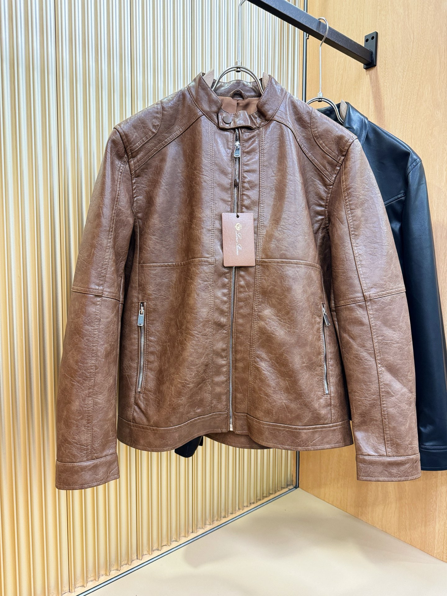 Loro Piana诺悠翩雅 走秀款皮衣外套，料选蛋白皮面料，蛋白皮是一种加入蚕丝人造皮。是一种接近自然