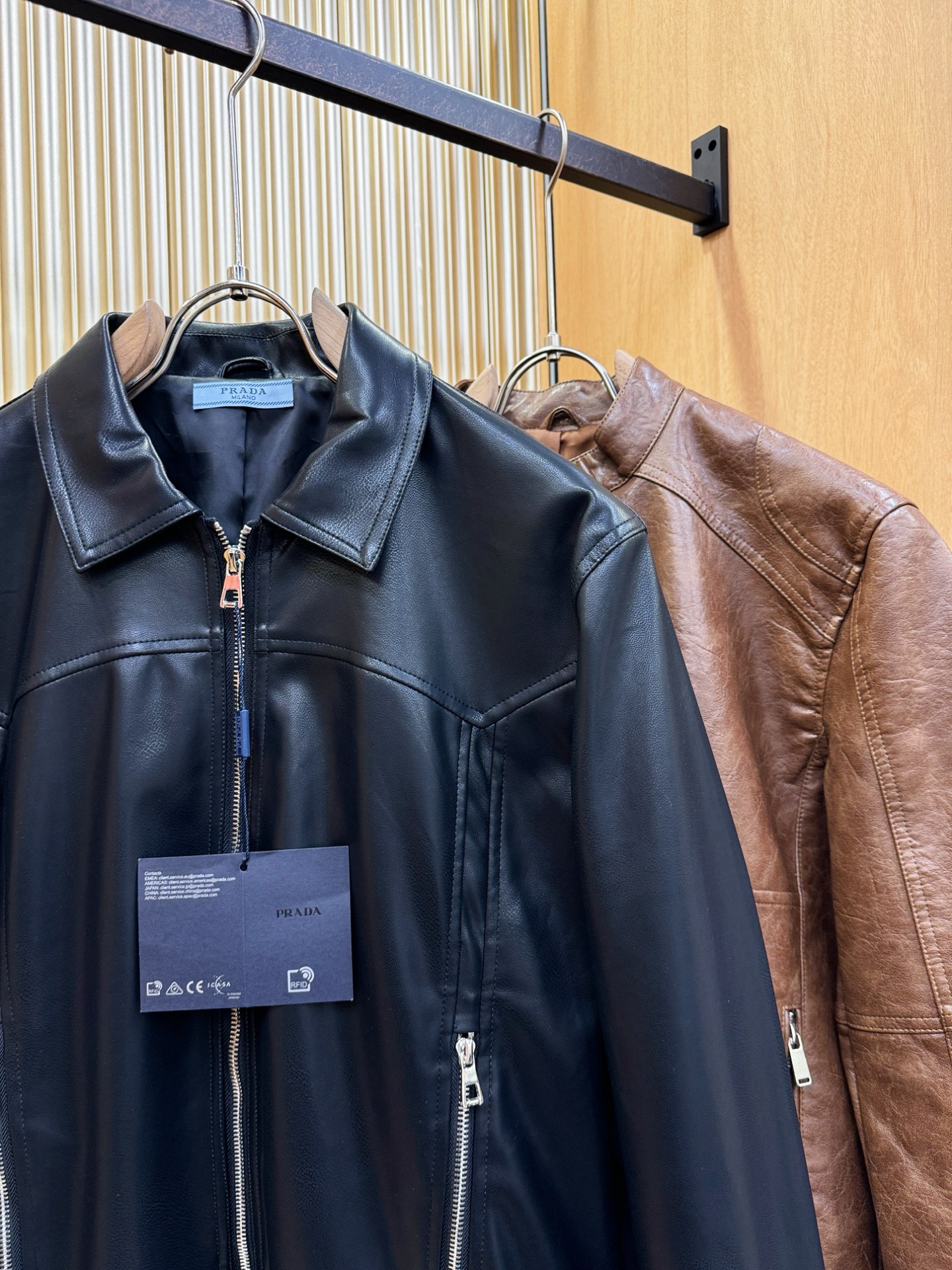 PRADA 普拉达 走秀款皮衣外套，料选蛋白皮面料，蛋白皮是一种加入蚕丝人造皮。是一种接近自然材质的真皮