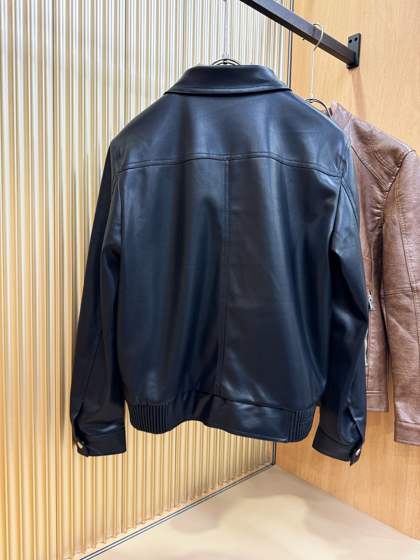 PRADA 普拉达 走秀款皮衣外套，料选蛋白皮面料，蛋白皮是一种加入蚕丝人造皮。是一种接近自然材质的真皮