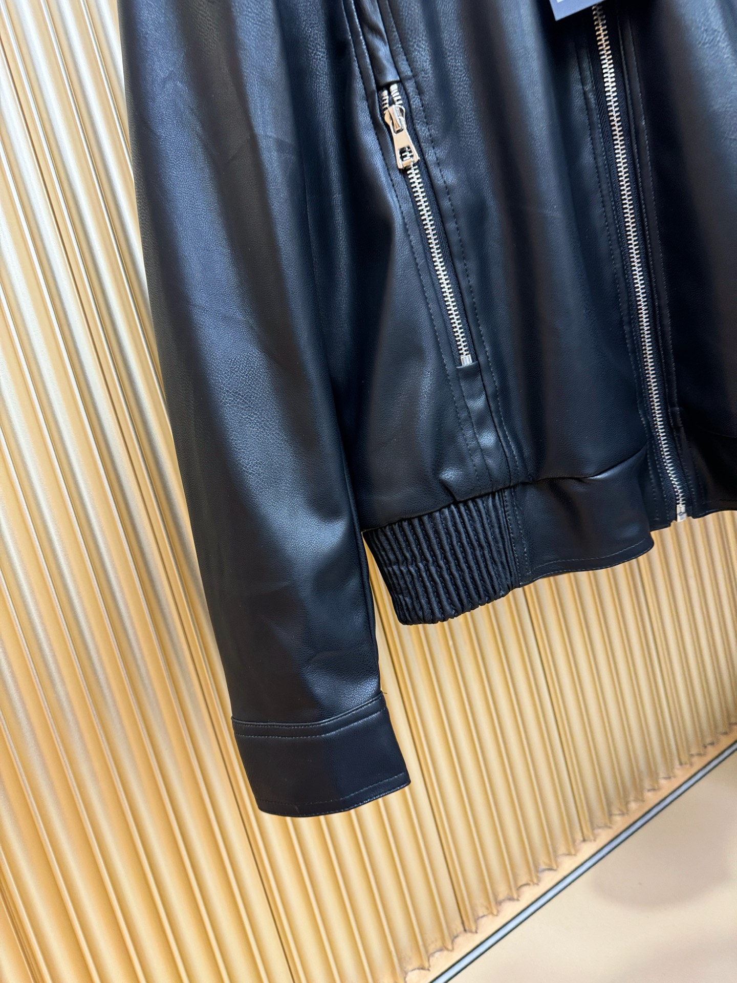 PRADA 普拉达 走秀款皮衣外套，料选蛋白皮面料，蛋白皮是一种加入蚕丝人造皮。是一种接近自然材质的真皮