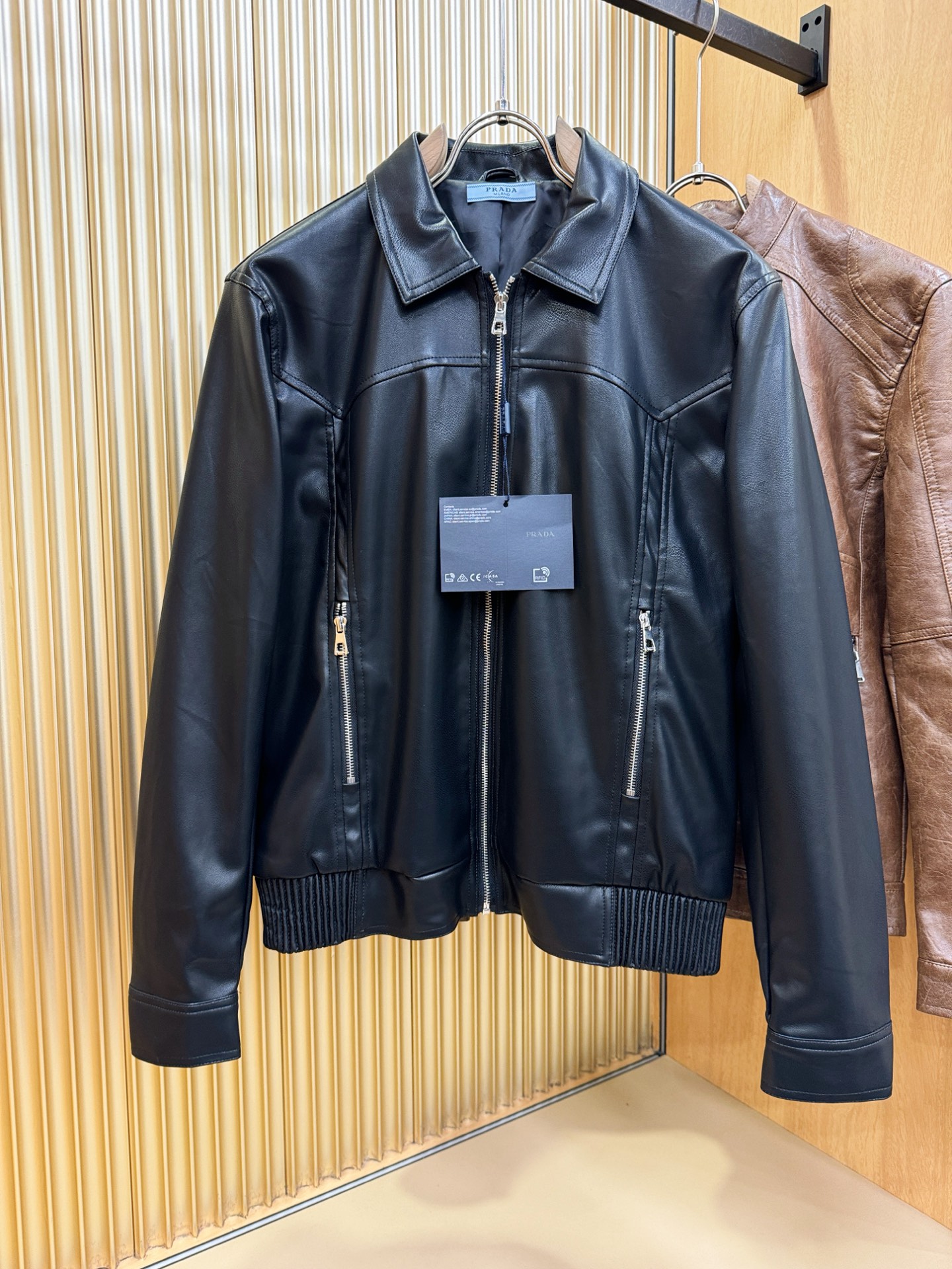 PRADA 普拉达 走秀款皮衣外套，料选蛋白皮面料，蛋白皮是一种加入蚕丝人造皮。是一种接近自然材质的真皮