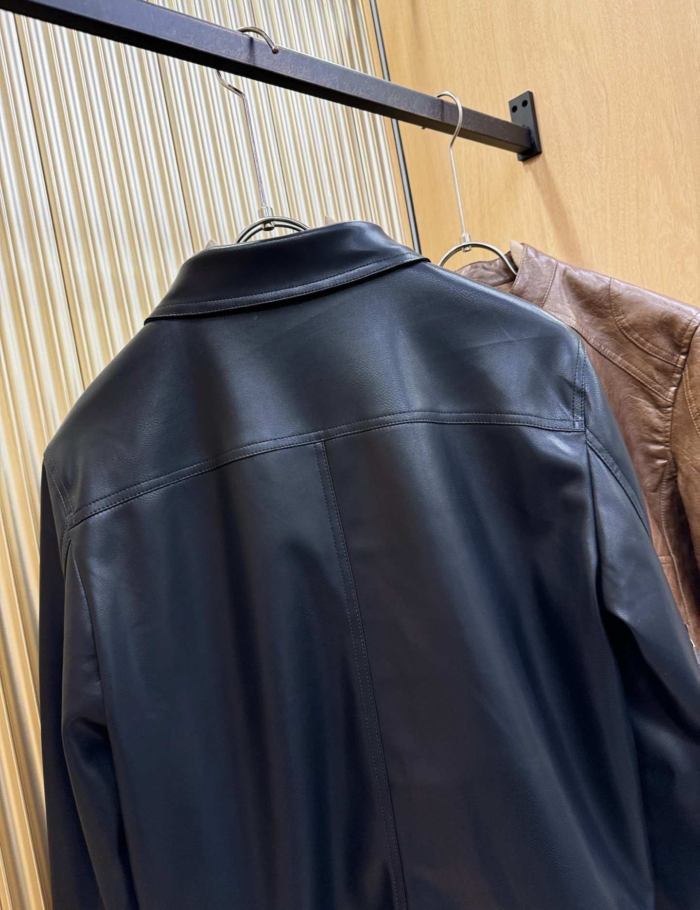 PRADA 普拉达 走秀款皮衣外套，料选蛋白皮面料，蛋白皮是一种加入蚕丝人造皮。是一种接近自然材质的真皮