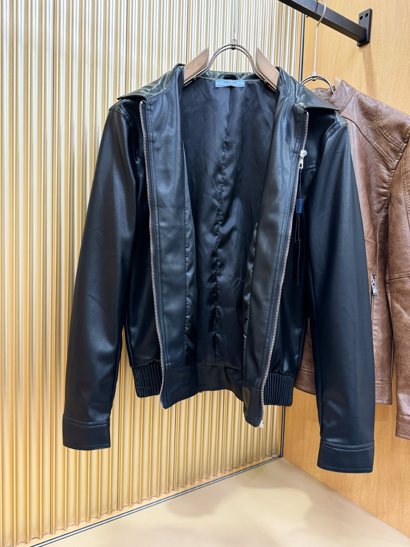 PRADA 普拉达 走秀款皮衣外套，料选蛋白皮面料，蛋白皮是一种加入蚕丝人造皮。是一种接近自然材质的真皮
