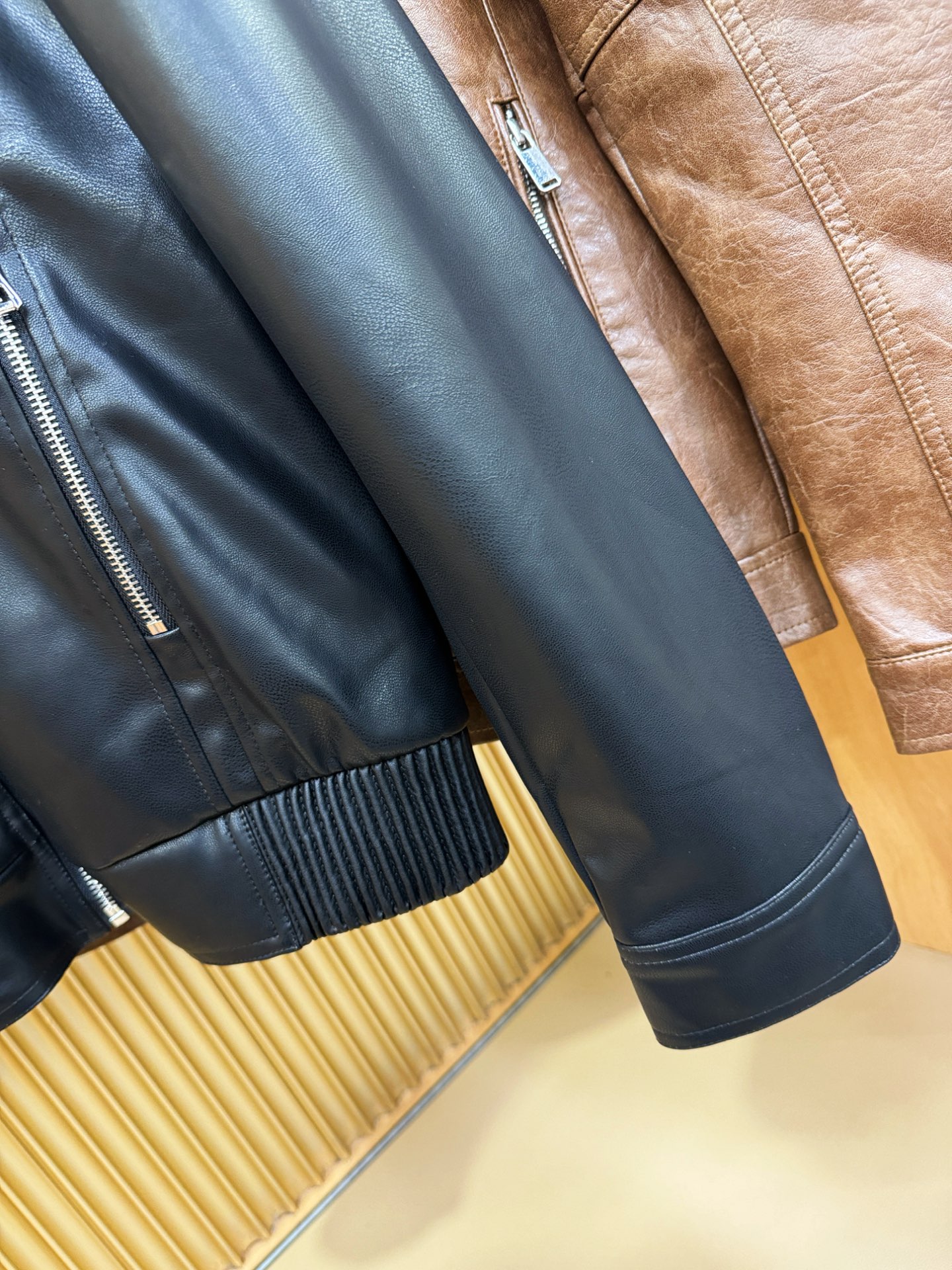 PRADA 普拉达 走秀款皮衣外套，料选蛋白皮面料，蛋白皮是一种加入蚕丝人造皮。是一种接近自然材质的真皮