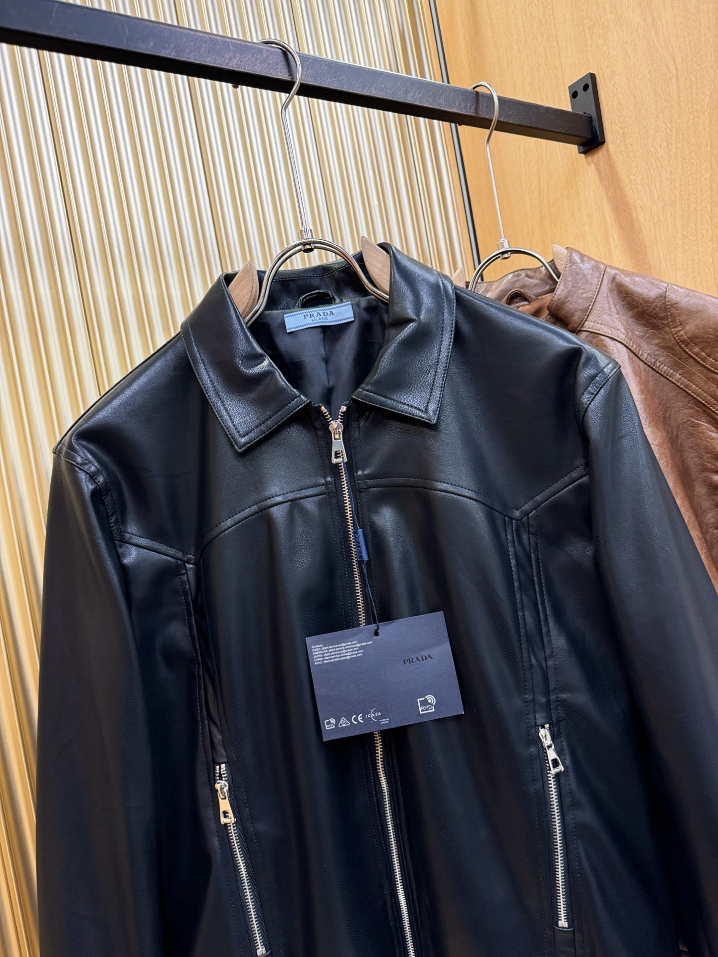 PRADA 普拉达 走秀款皮衣外套，料选蛋白皮面料，蛋白皮是一种加入蚕丝人造皮。是一种接近自然材质的真皮