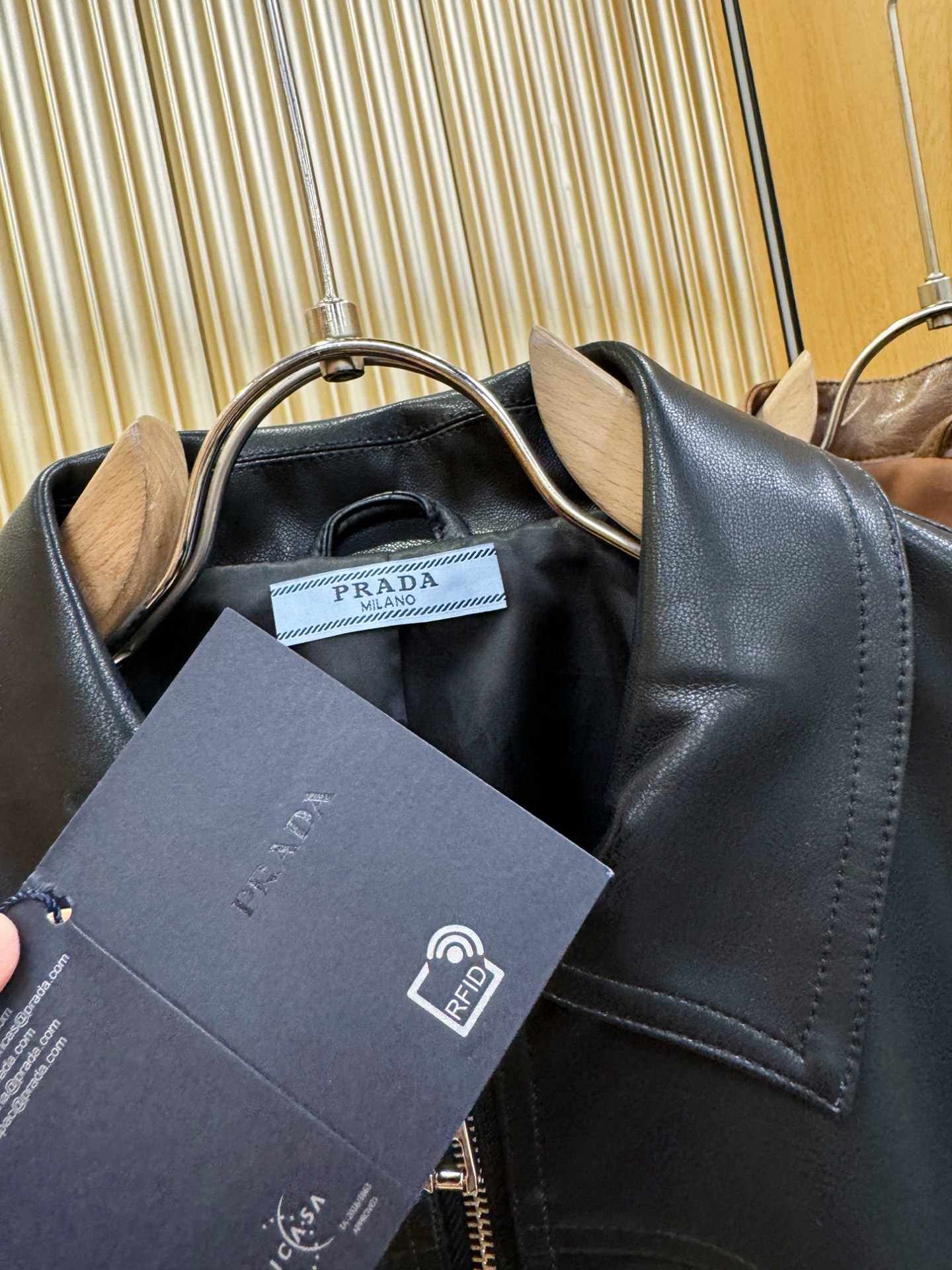 PRADA 普拉达 走秀款皮衣外套，料选蛋白皮面料，蛋白皮是一种加入蚕丝人造皮。是一种接近自然材质的真皮