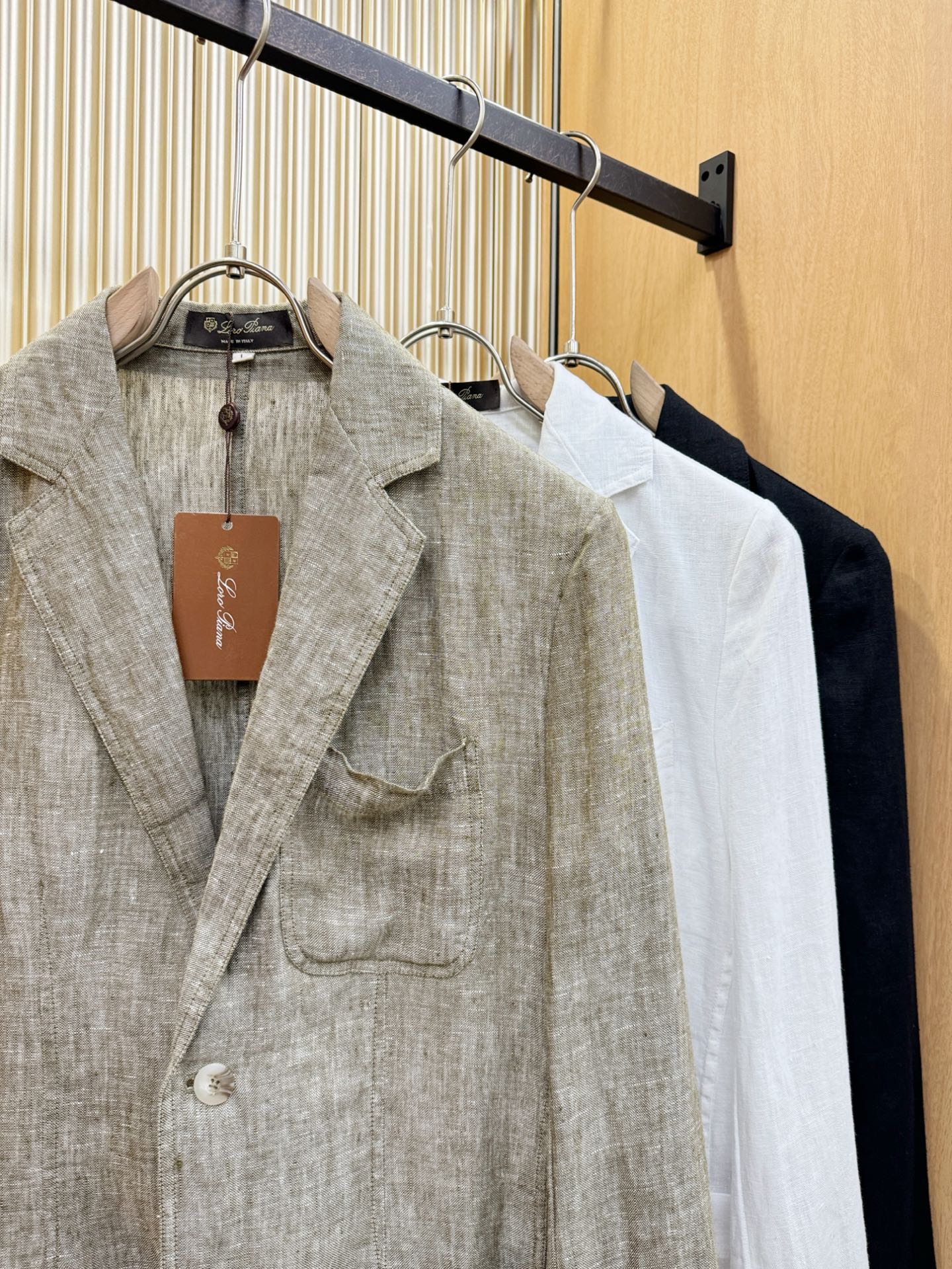 Loro Piana诺悠翩雅 2025春夏专柜同款亚麻外套，100%亚麻面料，亚麻自带的麻结肌理，让整体