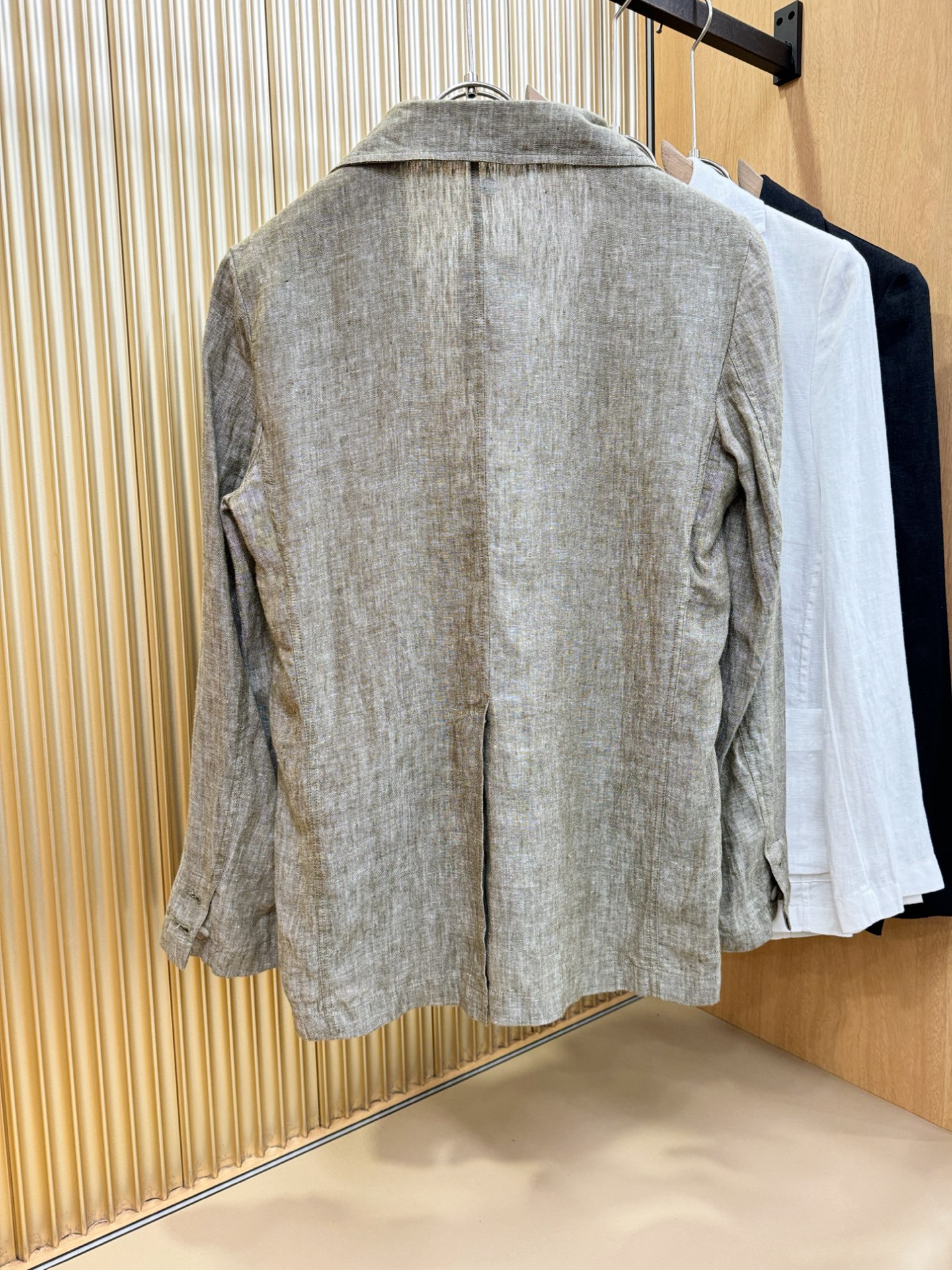 Loro Piana诺悠翩雅 2025春夏专柜同款亚麻外套，100%亚麻面料，亚麻自带的麻结肌理，让整体