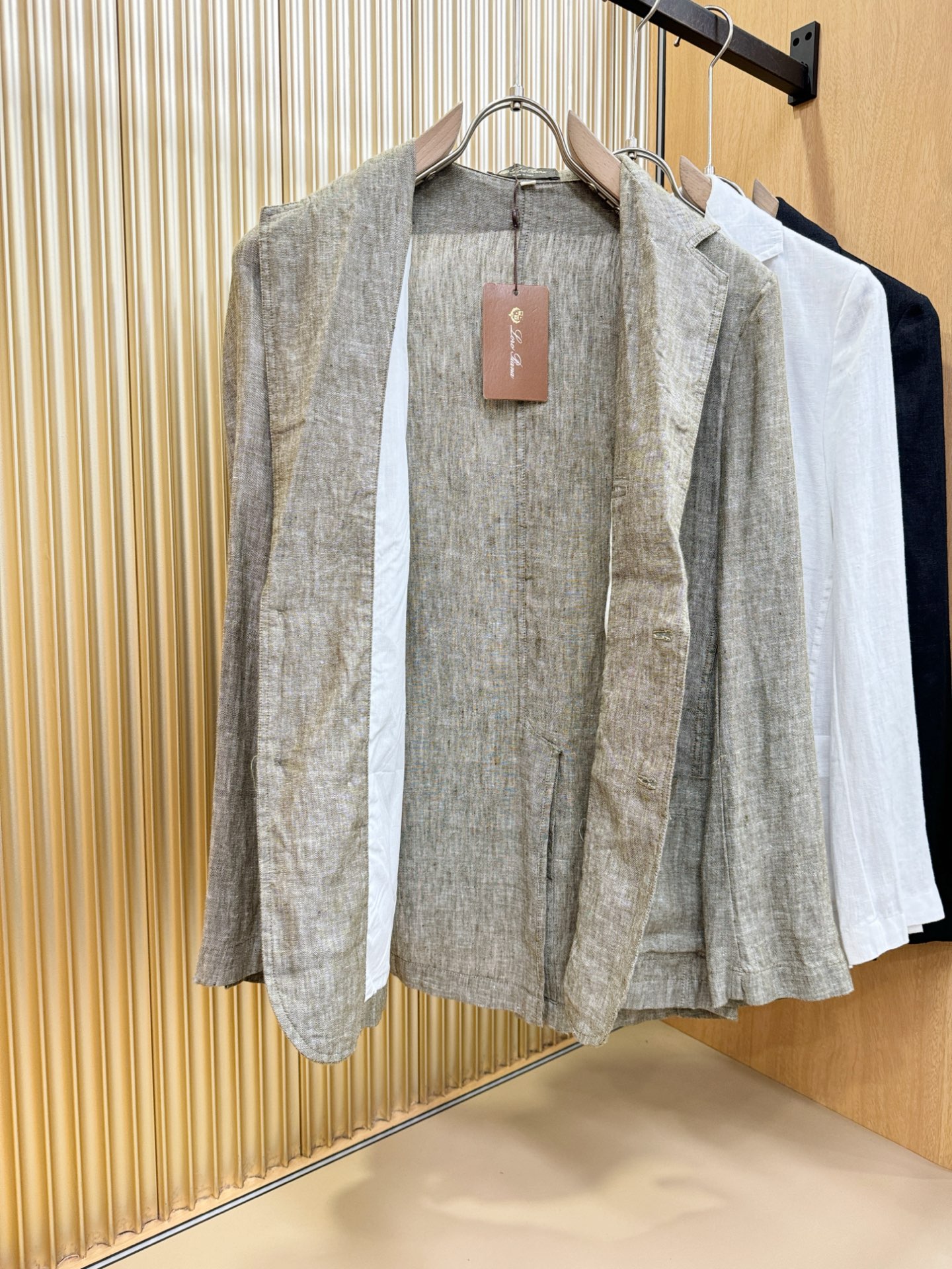 Loro Piana诺悠翩雅 2025春夏专柜同款亚麻外套，100%亚麻面料，亚麻自带的麻结肌理，让整体
