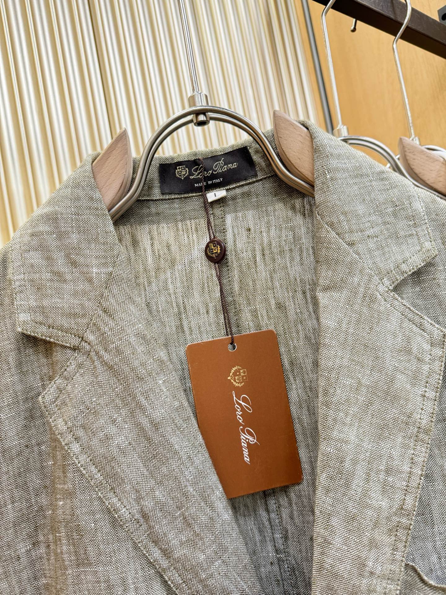 Loro Piana诺悠翩雅 2025春夏专柜同款亚麻外套，100%亚麻面料，亚麻自带的麻结肌理，让整体