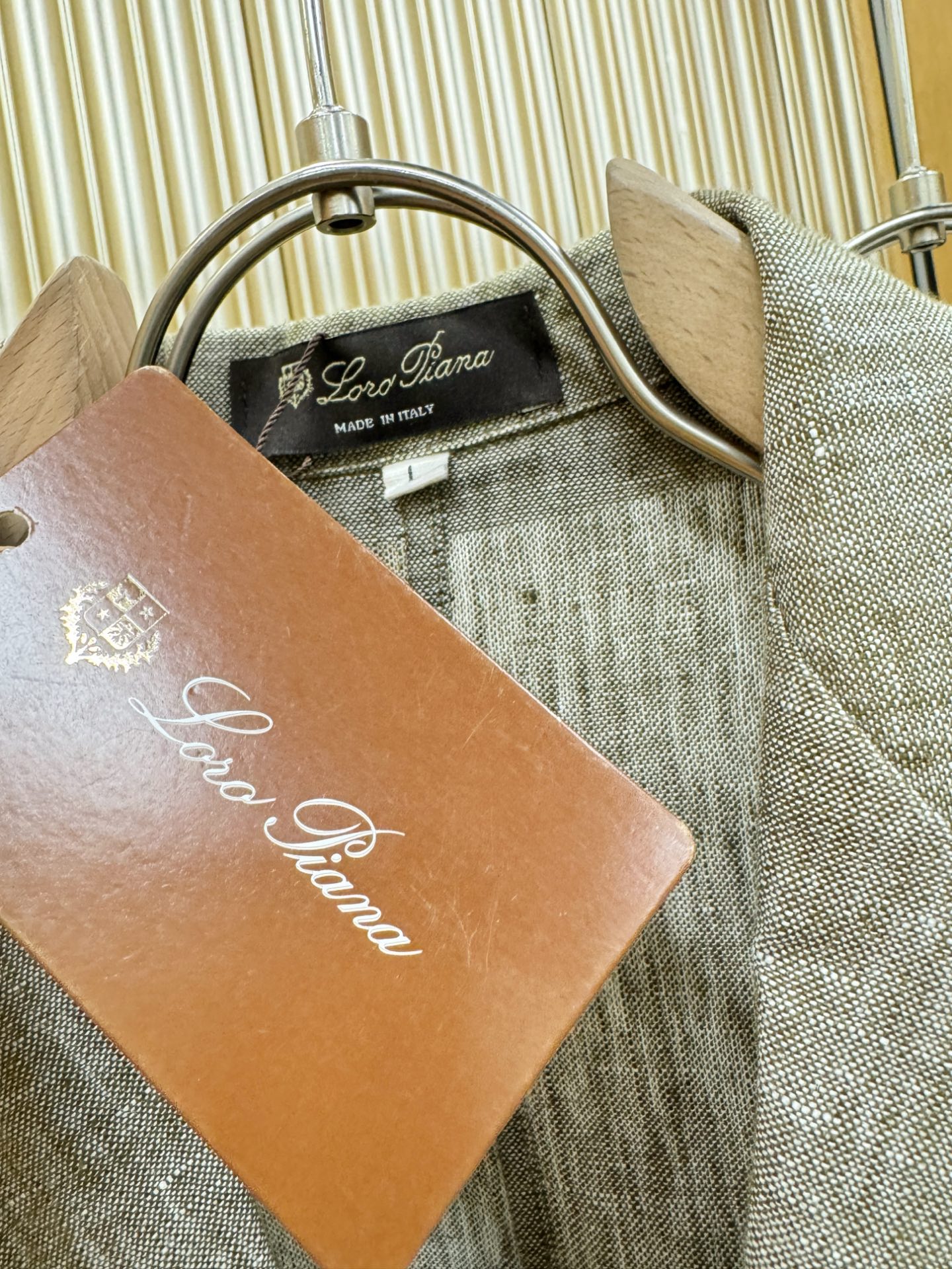 Loro Piana诺悠翩雅 2025春夏专柜同款亚麻外套，100%亚麻面料，亚麻自带的麻结肌理，让整体