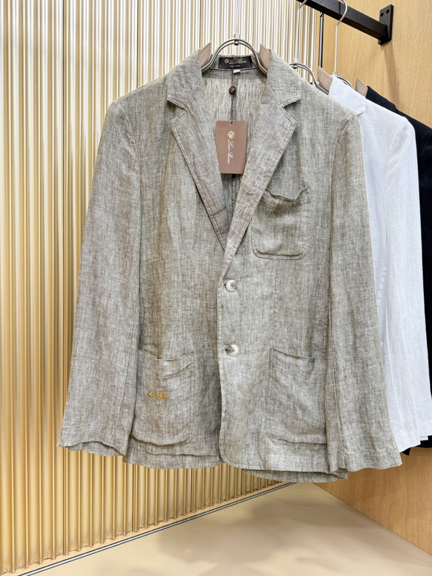 Loro Piana诺悠翩雅 2025春夏专柜同款亚麻外套，100%亚麻面料，亚麻自带的麻结肌理，让整体