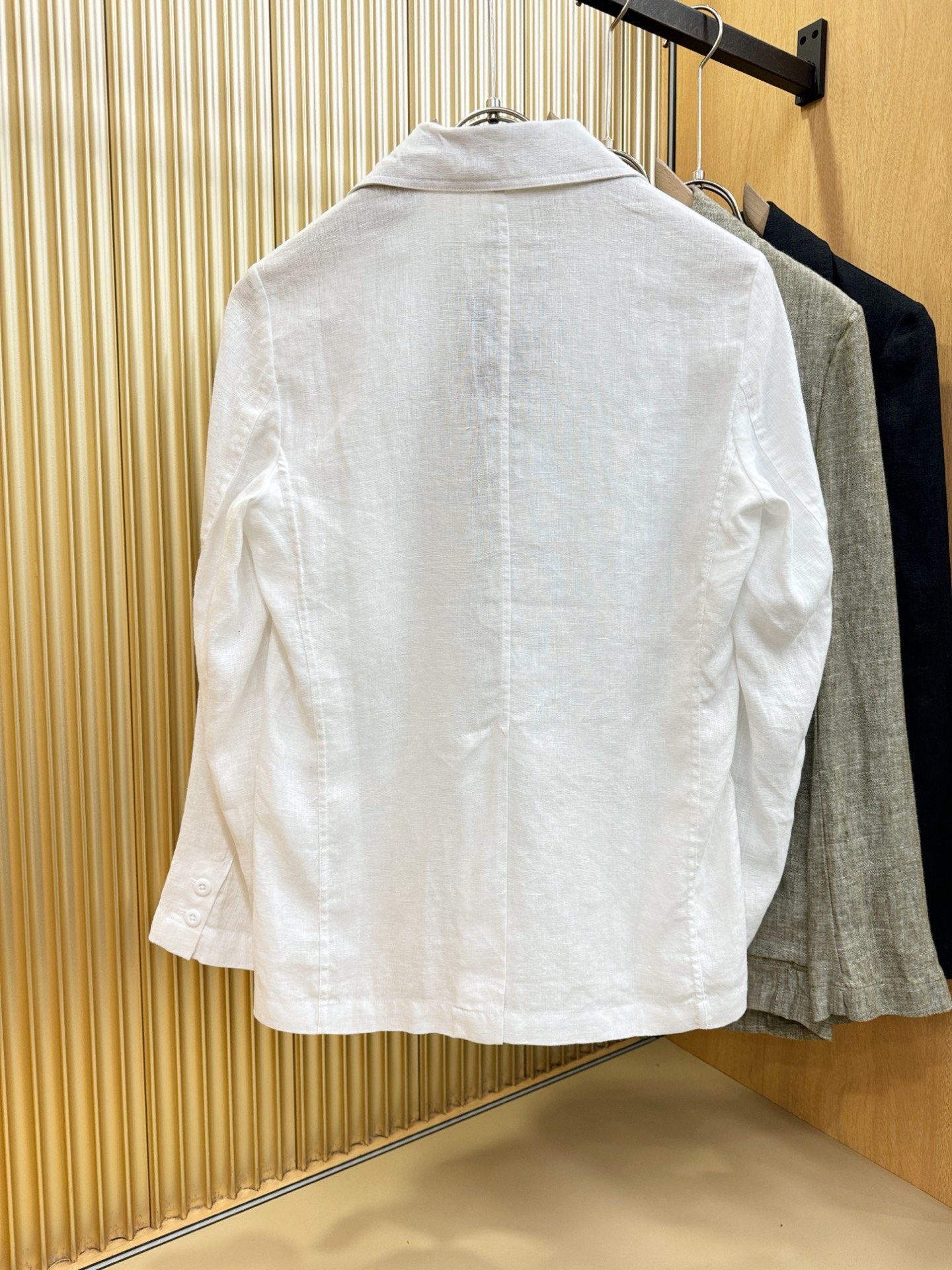 Loro Piana诺悠翩雅 2025春夏专柜同款亚麻外套，100%亚麻面料，亚麻自带的麻结肌理，让整体