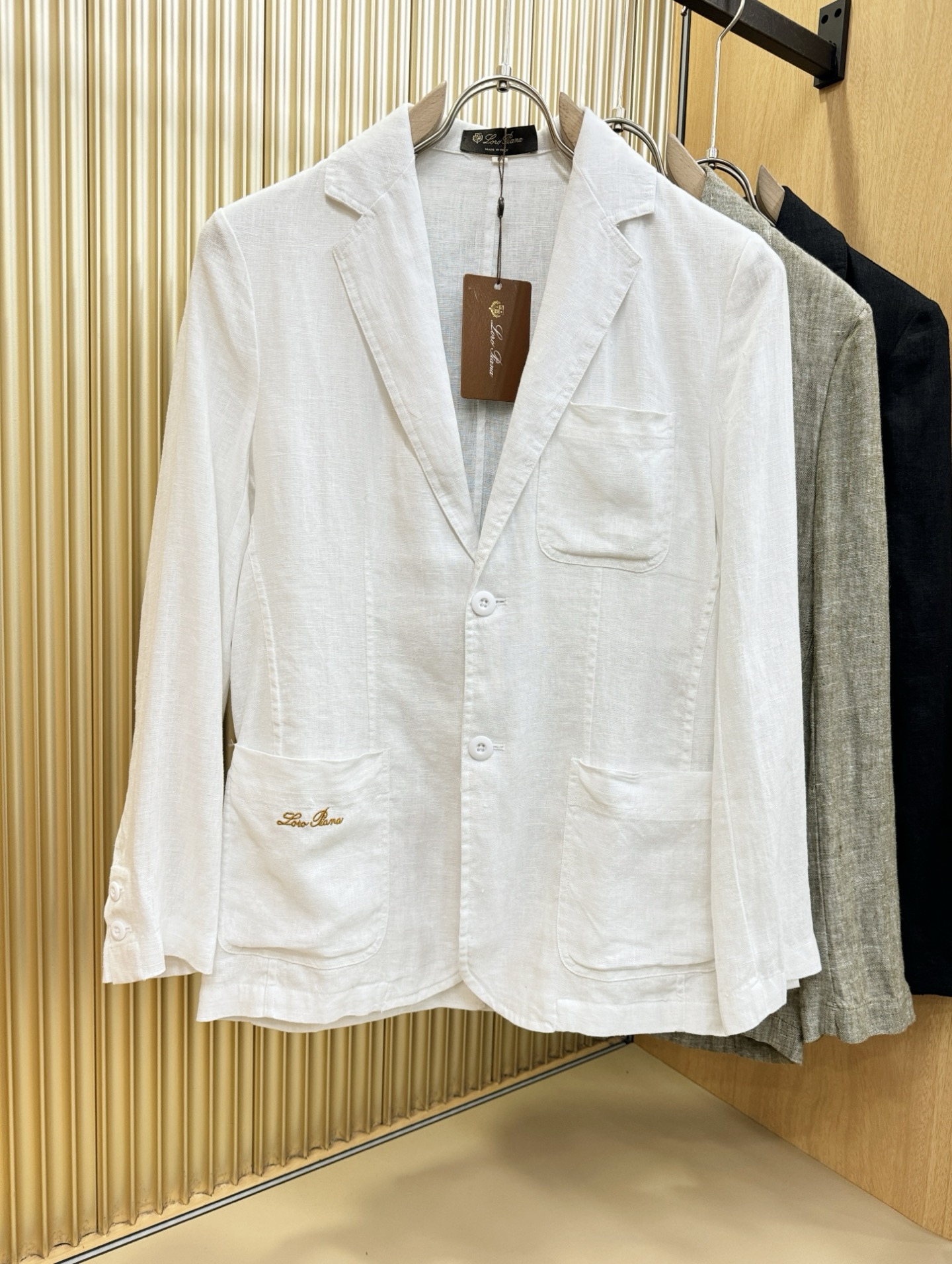 NO:511096,Loro Piana Nuoyou Pianya The same linen jacket in the 2025 spring and summer counter, linen fabric, and the stitching texture of linen make the overall fabric more retro, and to a certain extent balances the wrinkle-free properties of the thread. The cloth is breathable, soft but crisp, and is a must-have item!  S-XXL, loro piana, jackets & coats, alexander wang19860909Loro Piana诺悠翩雅 2025春夏专柜同款亚麻外套,亚麻面料,亚麻自带的麻结肌理,让整体布面更有复古感,一定程度上平衡了麻料易皱的特性,布面透气,柔软但有挺括度,必备单品！码数S-XXL,,loro piana,jackets & coats,alexander wang,Men's clothing