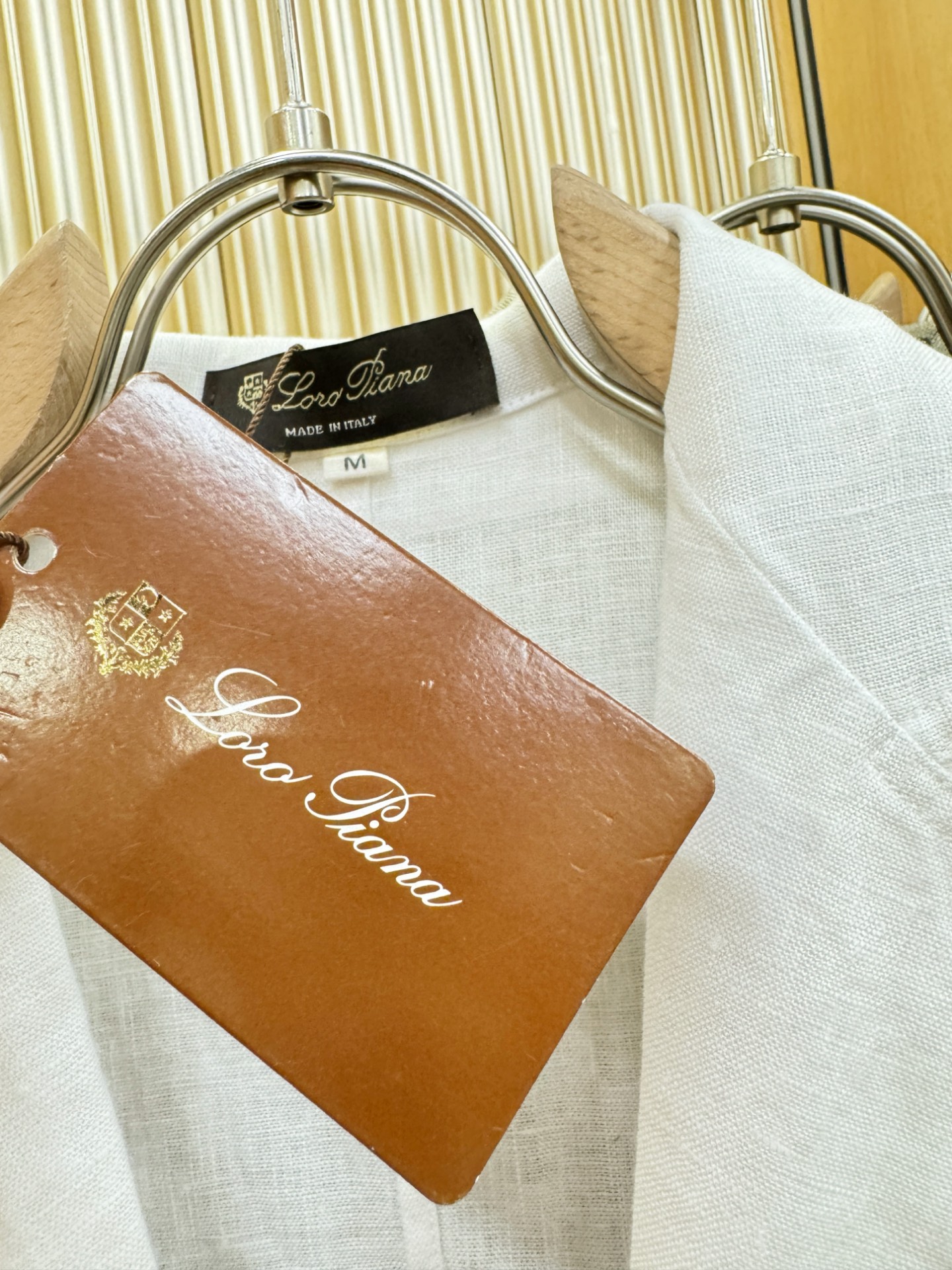 Loro Piana诺悠翩雅 2025春夏专柜同款亚麻外套，100%亚麻面料，亚麻自带的麻结肌理，让整体