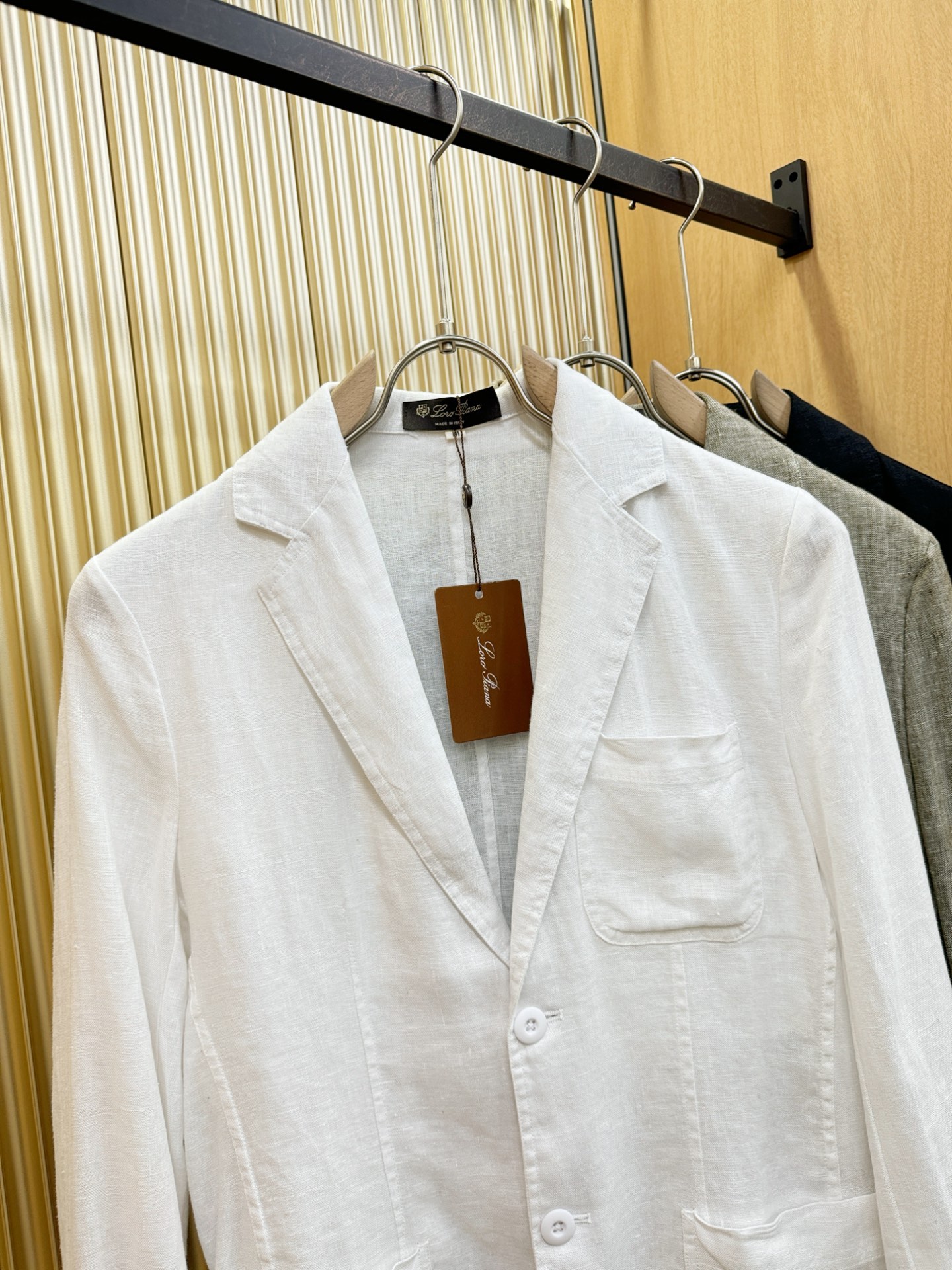 Loro Piana诺悠翩雅 2025春夏专柜同款亚麻外套，100%亚麻面料，亚麻自带的麻结肌理，让整体