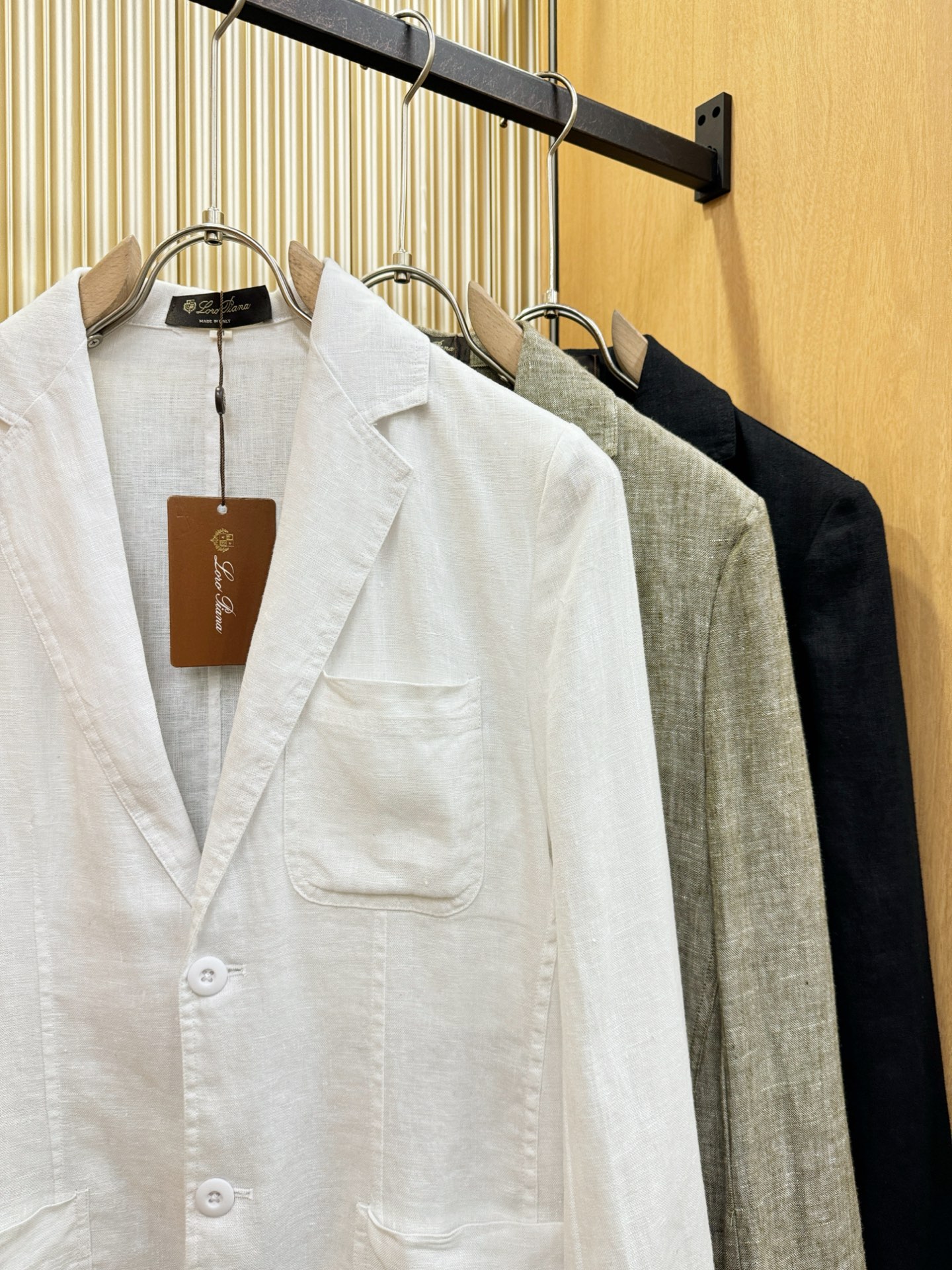 Loro Piana诺悠翩雅 2025春夏专柜同款亚麻外套，100%亚麻面料，亚麻自带的麻结肌理，让整体