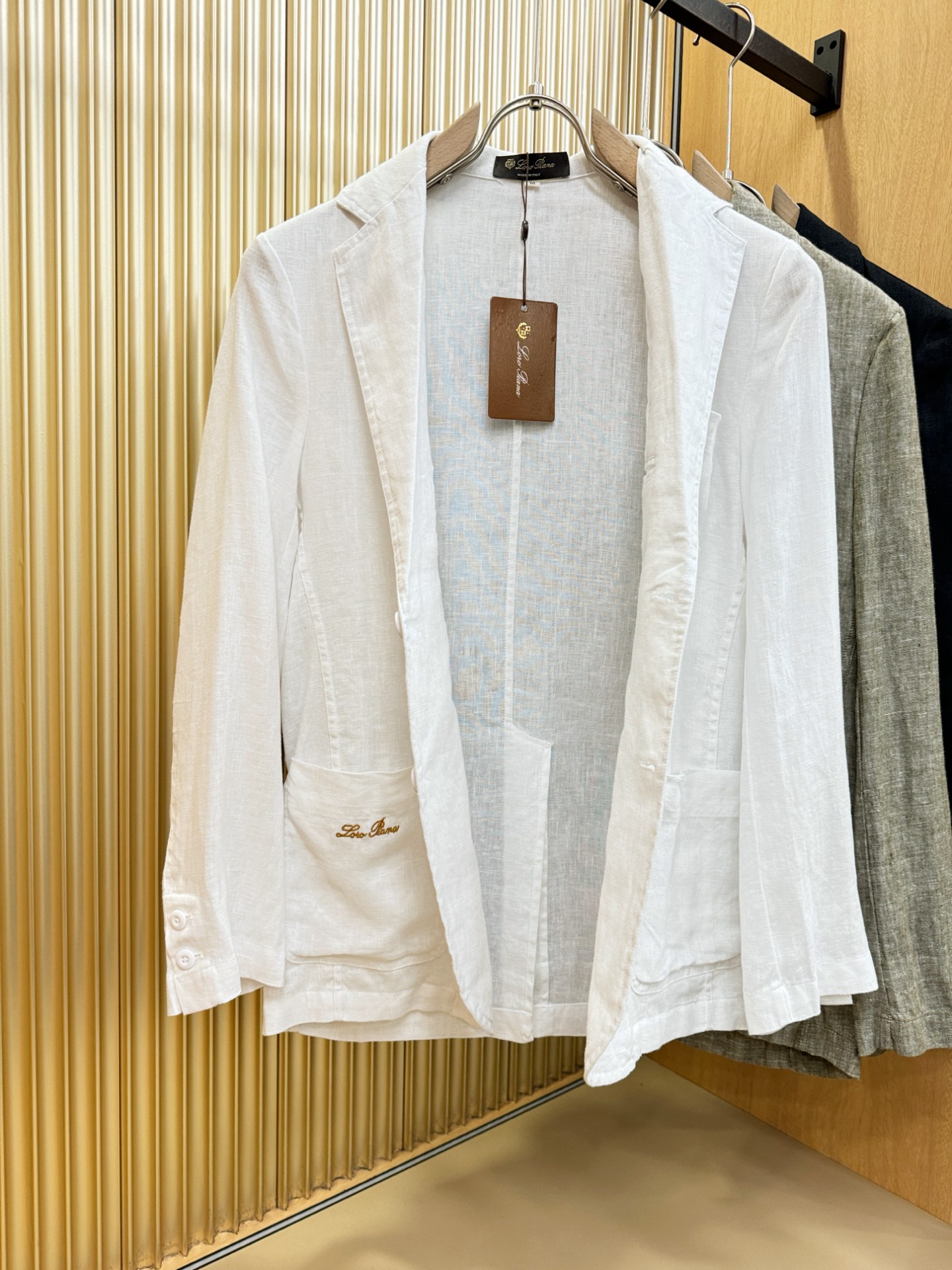 Loro Piana诺悠翩雅 2025春夏专柜同款亚麻外套，100%亚麻面料，亚麻自带的麻结肌理，让整体