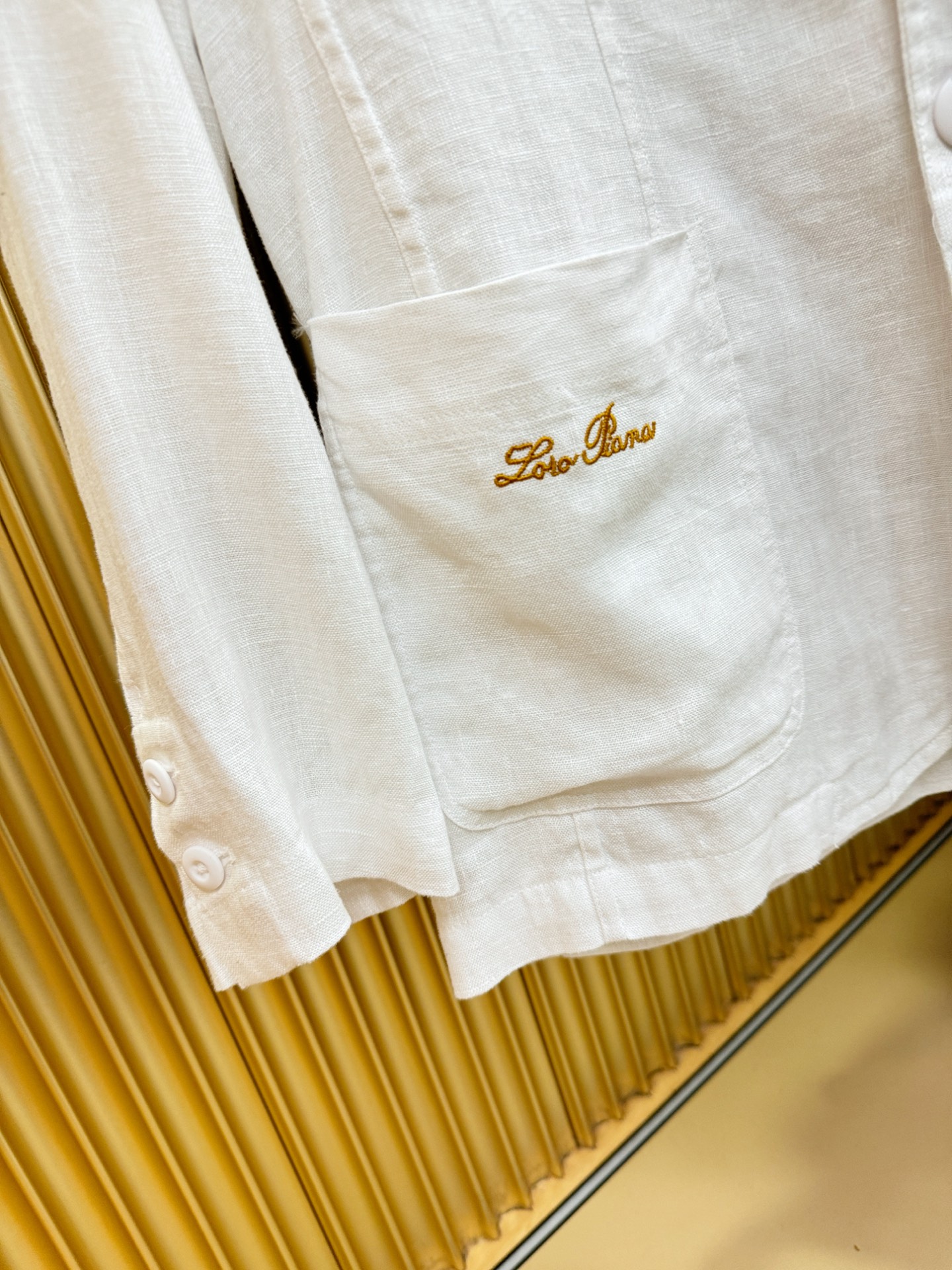 Loro Piana诺悠翩雅 2025春夏专柜同款亚麻外套，100%亚麻面料，亚麻自带的麻结肌理，让整体