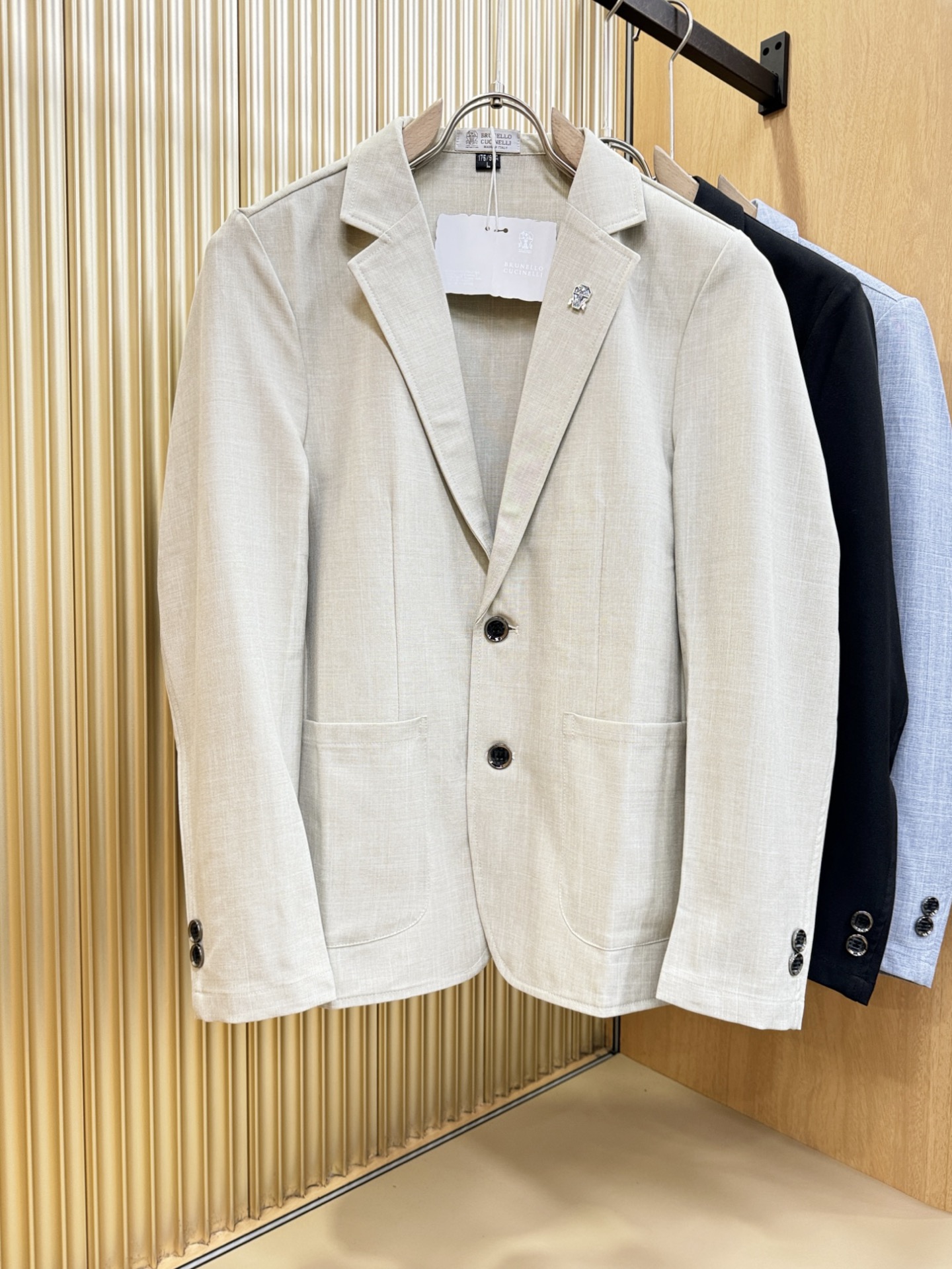 NO:511100,BC Bruti 2025 autumn new men's casual blazer, suitable for wearing on a variety of occasions!  Classic brand letters and punctuation. Foreign trade company orders!  The fabric is delicate and customized original fabric!  The touch is soft and delicate, but the shape is straight and stylish!  Adopting multi-layer structure, extremely luxurious details, excellent in body. S-XXL,, jackets & coats, business suit, alexander wang19860909BC布鲁提 2025秋季新品男士休闲西装外套,适合多种场合穿搭！经典品牌字母标点缀.外贸公司订单！面料质地细腻、定制原版面料！触感又柔软细腻、但型态又笔挺有型！ 采用多层结构、细节奢华极致,以身超赞.码数S-XXL,,jackets & coats,business suit,alexander wang,Men's clothing