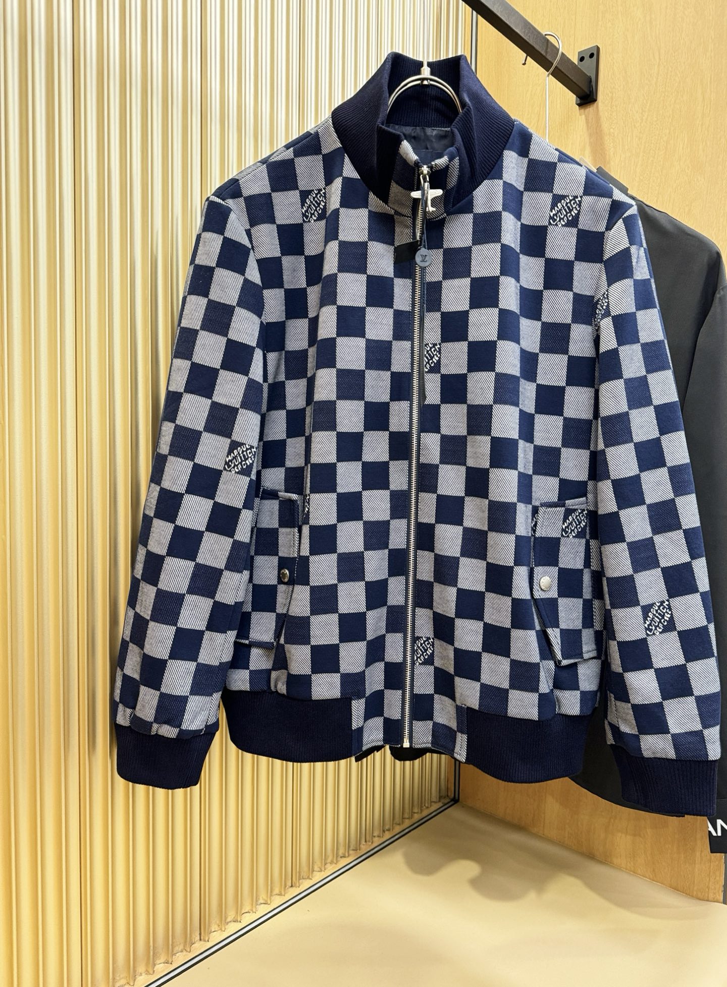 NO:511102,LV Louis Vuitton 2025 autumn and winter new jacket jacket, original single ruthless goods, imported Italian fabric fashionable jacket jacket. European counters are synchronized, the upper body is more casual and elegant, the counter original hardware is luxurious and high-end customized accessories new work!  Luxury brand characteristics logo embellishment design, the highest quality shipment in the market, original auxiliary materials, the ultimate luxury!  Soft and comfortable. The upper body is so handsome!  Suitable for any scene!  Number of codes: 48-56, louis vuitton,louis vuitton,jackets & coats,jackets & coats,alexander wang19860909LV路易威登 2025秋冬新款夹克外套,原单狠货 意大利进口面料时尚夹克外套.欧洲专柜同步,上身更随意大方,专柜原版五金奢华高档定制配饰新作！奢华品牌特质logo点缀设计,市场最高品质出货、原版辅料,奢华极致！柔软舒适.上身爆帅！适合任意场景！码数:48-56,,louis vuitton,louis vuitton,jackets & coats,jackets & coats,alexander wang,Men's clothing