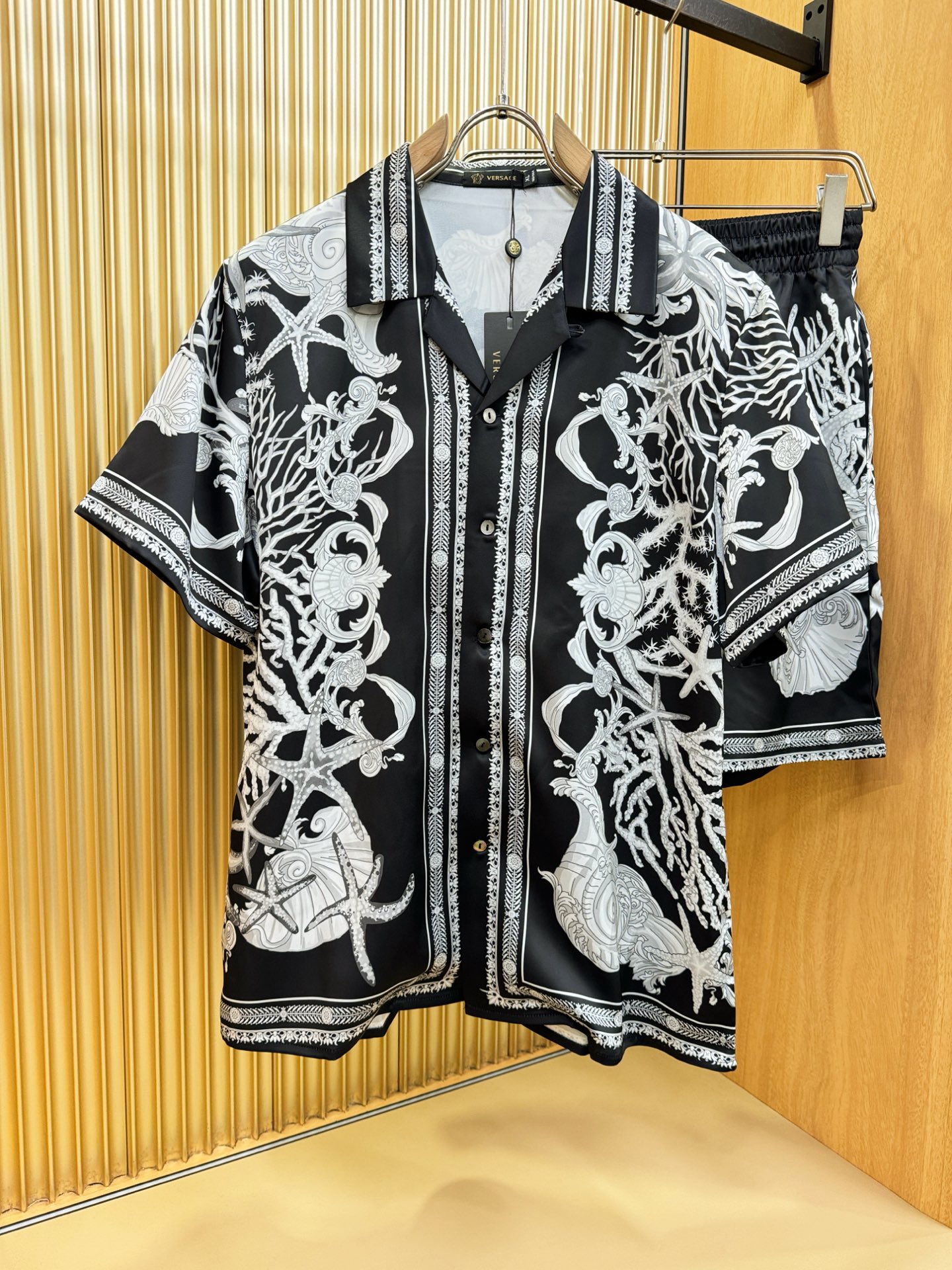 NO:511105,Versace 2025 new silk suit, men and women's same home clothes suit, pajamas suit, clean and neat tailoring, full of urban style. Silk fabric, soft, glutinous and dry, with a crisp and stylish upper body effect. The hardware is exquisite, very beautiful and so many top-level raw materials, creating high-end products with unparalleled value, the first choice for high-end fashion and fashion people. Size M-3XL, versace, versace, real silk, alexander wang19860909Versace 范思哲 2025新款真丝套装,男女同款家居服套装,睡衣套装,干净利落剪裁,都市风十足.真丝面料,手感软糯干爽,上身效果挺括有型.五金精致,非常好看如此众多的顶级原料,打造出价值感无与伦比的高端产品,高端潮流时尚人士首选.尺码M-3XL,,versace,versace,real silk,alexander wang,Men's clothing