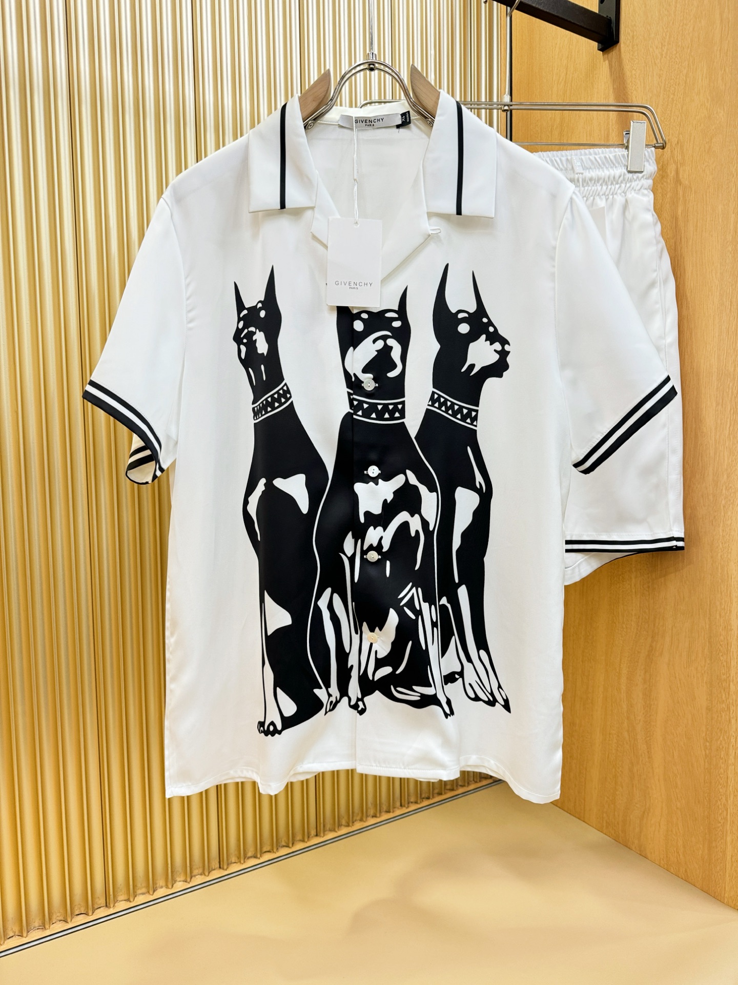 NO:511108,Givenchy 2025 new silk suit, men and women's same home clothes suit, pajamas suit, clean and neat tailoring, full of urban style. Silk fabric, soft, glutinous and dry, with a crisp and stylish upper body effect. The hardware is exquisite, very beautiful and so many top-level raw materials, creating high-end products with unparalleled value, the first choice for high-end fashion and fashion people. Size M-3XL, given, given, given, real silk, alexander wang19860909Givenchy 纪梵希 2025新款真丝套装,男女同款家居服套装,睡衣套装,干净利落剪裁,都市风十足.真丝面料,手感软糯干爽,上身效果挺括有型.五金精致,非常好看如此众多的顶级原料,打造出价值感无与伦比的高端产品,高端潮流时尚人士首选.尺码M-3XL,,givenchy,givenchy,real silk,alexander wang,Men's clothing