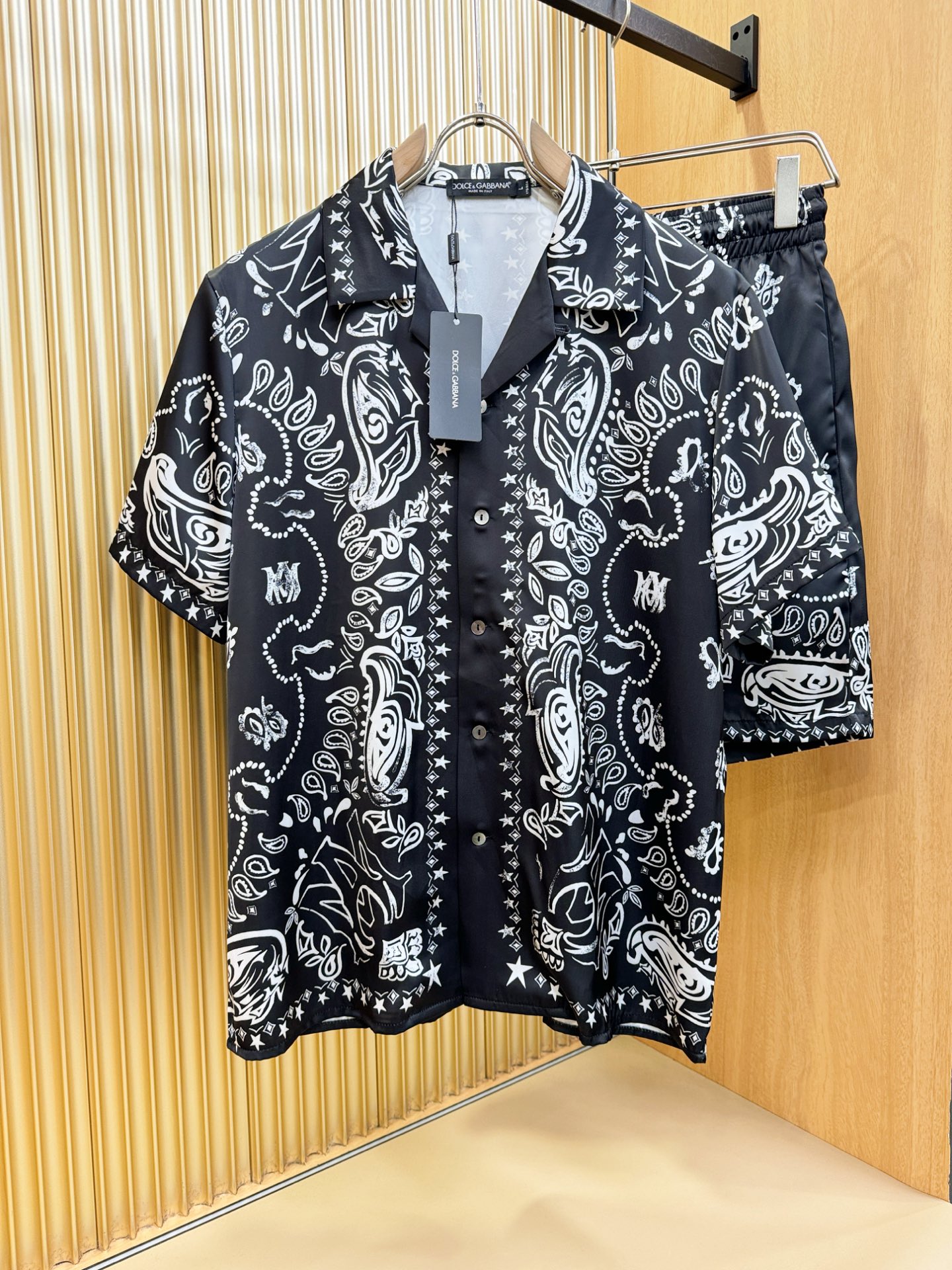 NO:511091,DG 2025 new silk suit, men and women's same home clothes suit, pajamas suit, clean and neat tailoring, full of urban style. Silk fabric, soft and dry feel, and the upper body effect is crisp and stylish. The hardware is exquisite, very beautiful and so many top-level raw materials, creating high-end products with unparalleled value, the first choice for high-end fashion and fashion people. Size M-3XL, real silk, alexander wang19860909DG 2025新款真丝套装,男女同款家居服套装,睡衣套装,干净利落剪裁,都市风十足.真丝面料,手感软糯干爽,上身效果挺括有型.五金精致,非常好看如此众多的顶级原料,打造出价值感无与伦比的高端产品,高端潮流时尚人士首选.尺码M-3XL,,real silk,alexander wang,Men's clothing