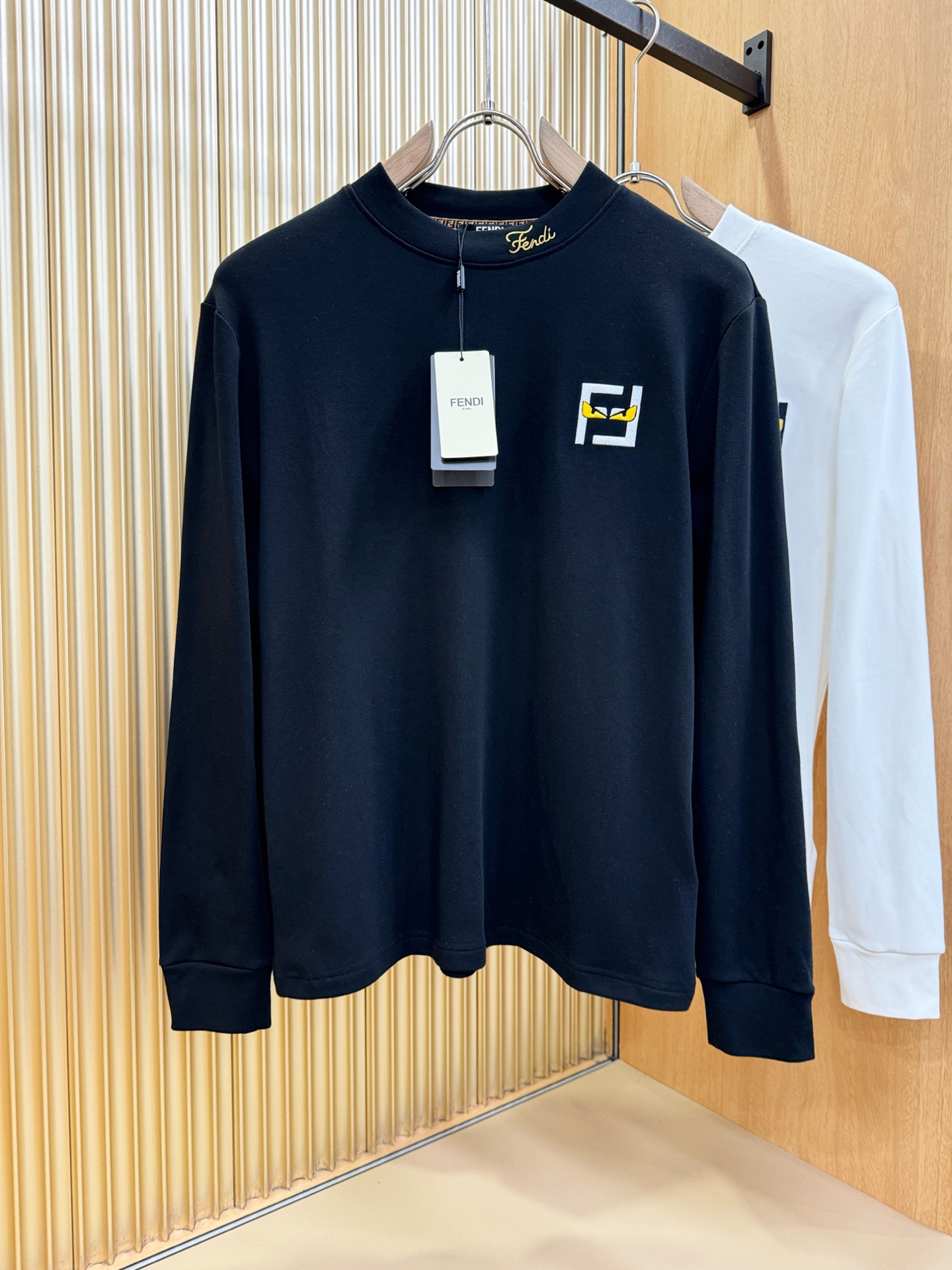 NO:511093,FENDI 2025ss autumn new product, long-sleeved T-shirt, classic logo design, versatile style, released simultaneously on the official website. Customized fabrics are soft and delicate, with a high skin-friendly feel, perfectly interpreting the brand's fashion trend!  Men’s wardrobe are indispensable, and they are low-key designs and must-haves. Dears, please buy them quickly!  S-XXL, fendi, fendi, tees, t-shirt, alexander wang19860909FENDI芬迪 2025ss秋季新品 长袖T恤,经典Logo设计,百搭款 官网同步发售 定制面料,柔软细腻,亲肤感极高,完美诠释出品牌的时尚潮流！男人的衣柜都少不了基础 是低调的设计 必备款,亲们赶紧入手！码数S-XXL,,fendi,fendi,tees，t-shirt,alexander wang,Men's clothing