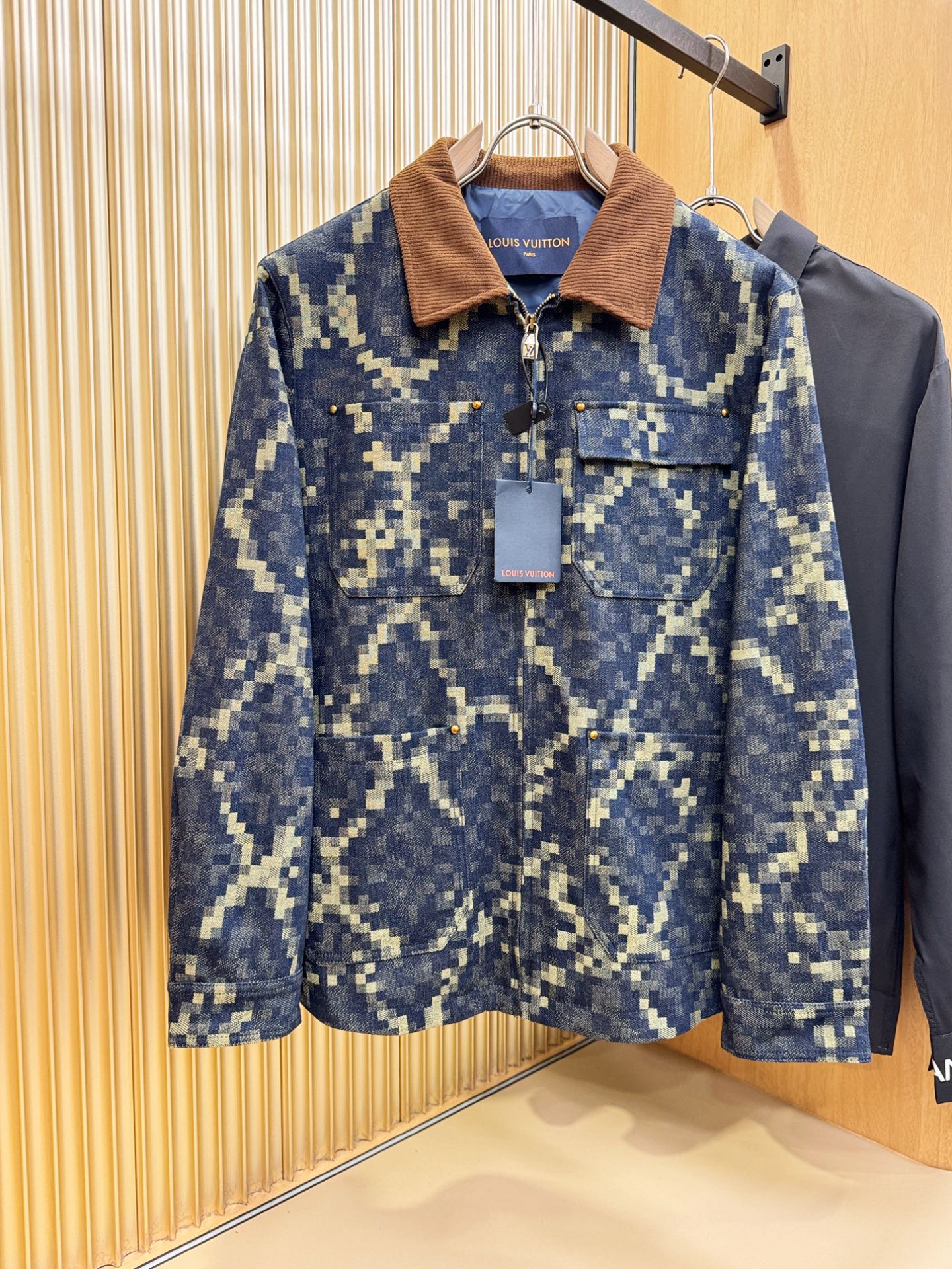 NO:511095,LV Louis Vuitton 2025 autumn and winter new denim jacket jacket, original single rude product, imported Italian fabric fashionable jacket jacket. European counters are synchronized, the upper body is more casual and elegant, the counter original hardware is luxurious high-end customized accessories new work!  Luxury brand characteristics logo embellishment design, the highest quality shipment in the market, original auxiliary materials, the ultimate luxury!  Soft and comfortable. The upper body is so handsome!  Suitable for any scene!  Number of codes: 48-56, louis vuitton,louis vuitton,jackets & coats,jackets & coats,alexander wang19860909LV路易威登 2025秋冬新款牛仔夹克外套,原单狠货 意大利进口面料时尚夹克外套.欧洲专柜同步,上身更随意大方,专柜原版五金奢华高档定制配饰新作！奢华品牌特质logo点缀设计,市场最高品质出货、原版辅料,奢华极致！柔软舒适.上身爆帅！适合任意场景！码数:48-56,,louis vuitton,louis vuitton,jackets & coats,jackets & coats,alexander wang,Men's clothing