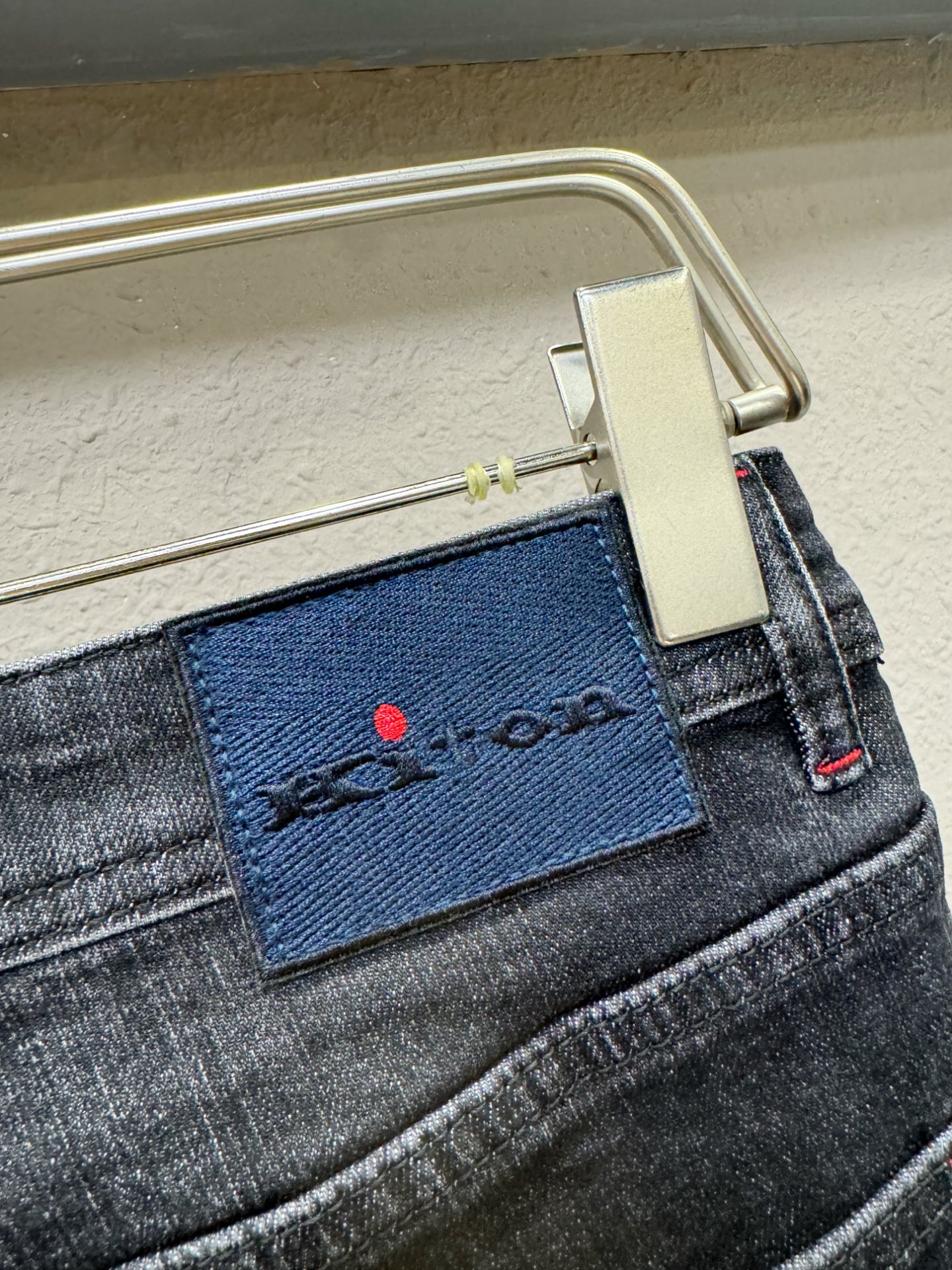 Kiton 2025专柜新品，原版牛仔裤 原版重工打造，品牌经典LOGO设计，三标齐全！原版五金辅料。专