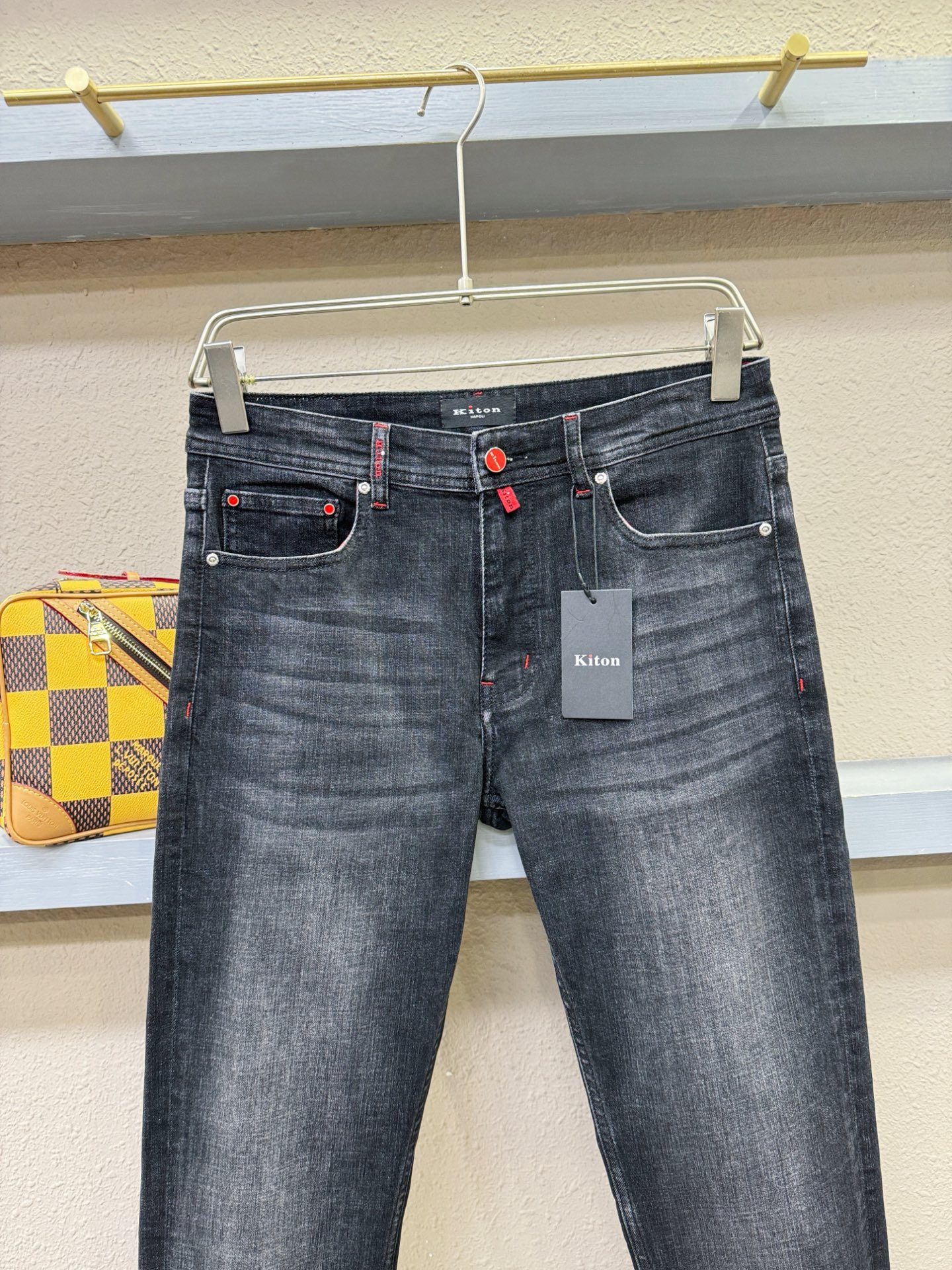 Kiton 2025专柜新品，原版牛仔裤 原版重工打造，品牌经典LOGO设计，三标齐全！原版五金辅料。专