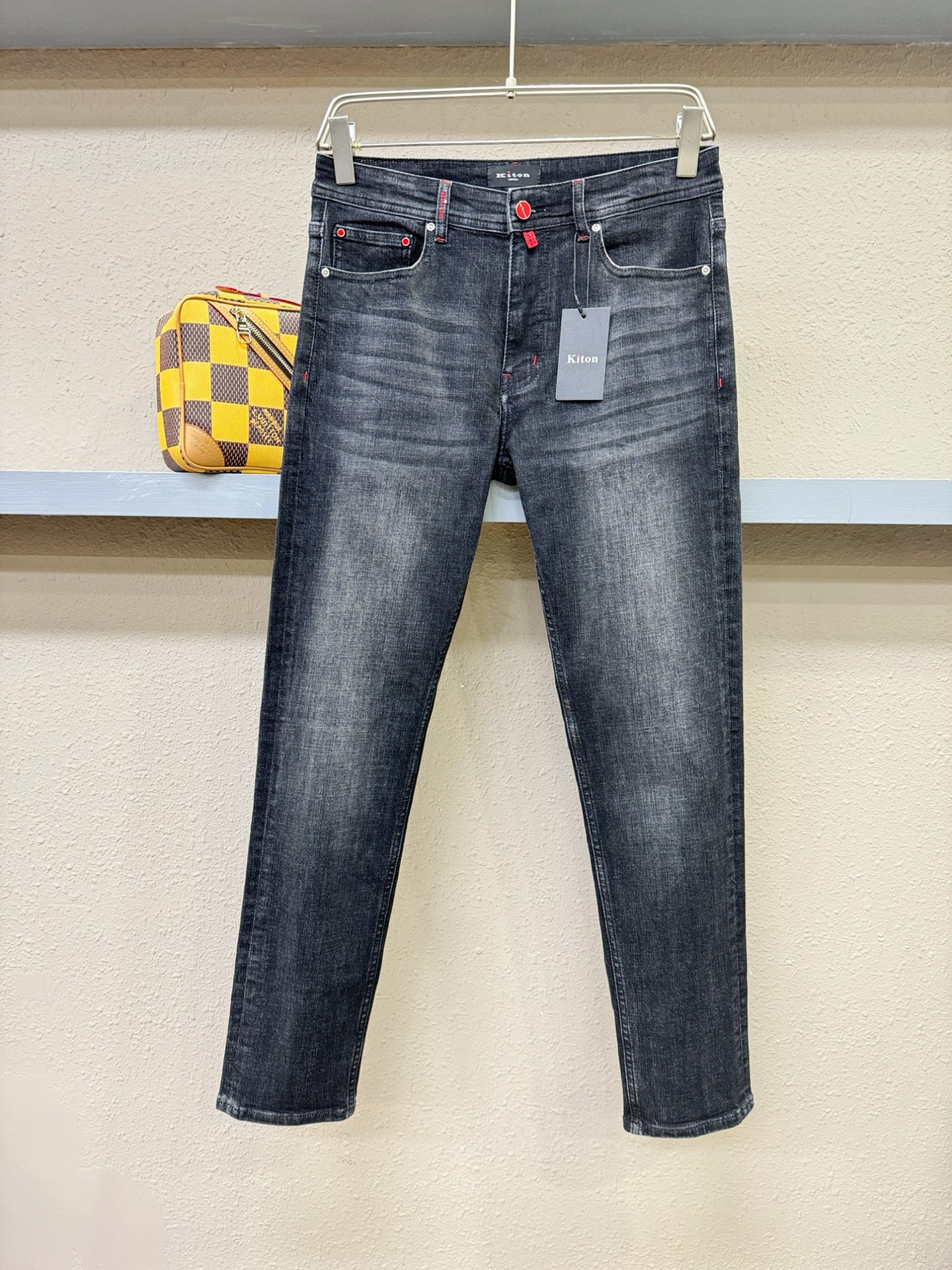 Kiton 2025专柜新品，原版牛仔裤 原版重工打造，品牌经典LOGO设计，三标齐全！原版五金辅料。专