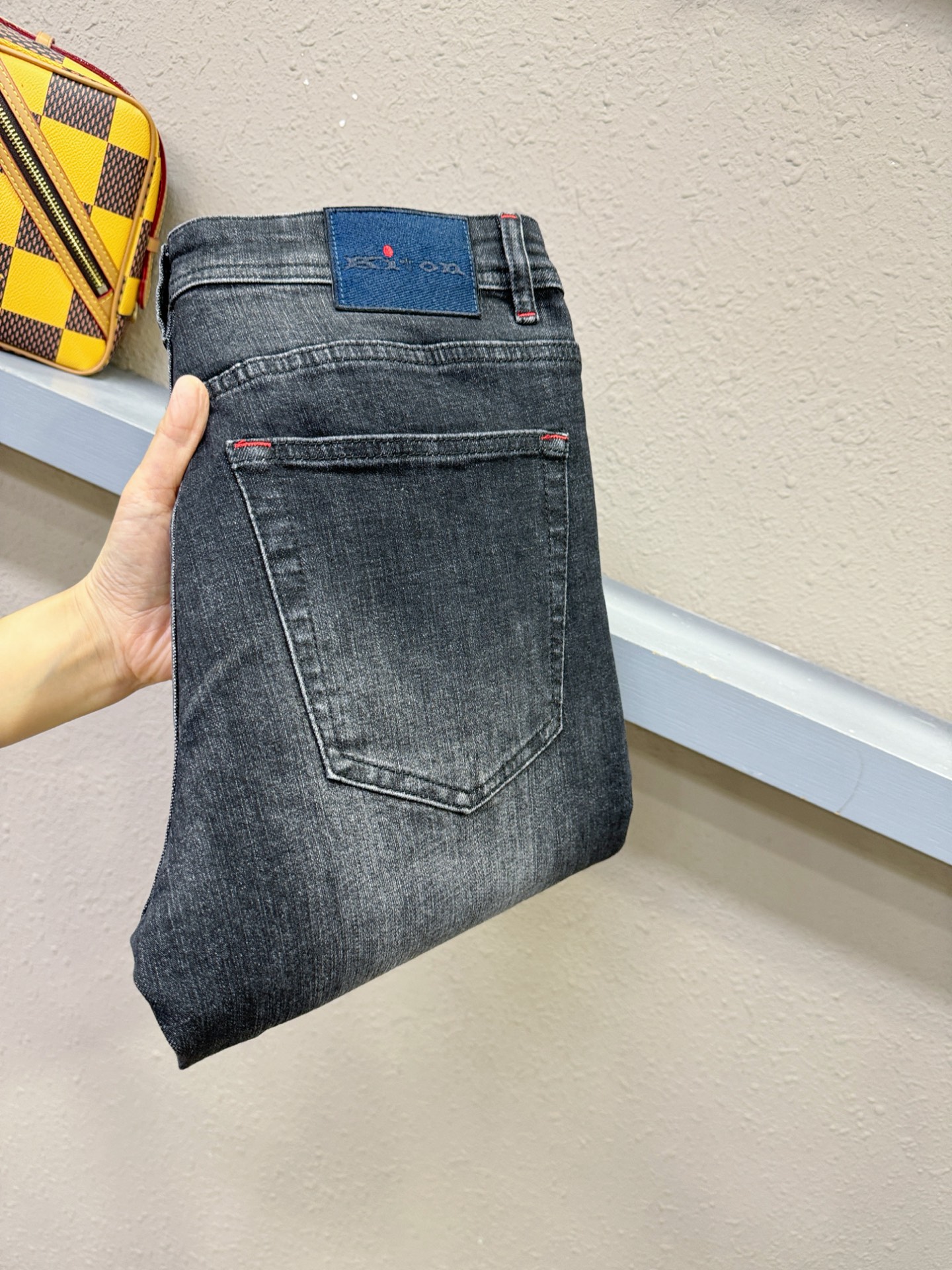 Kiton 2025专柜新品，原版牛仔裤 原版重工打造，品牌经典LOGO设计，三标齐全！原版五金辅料。专