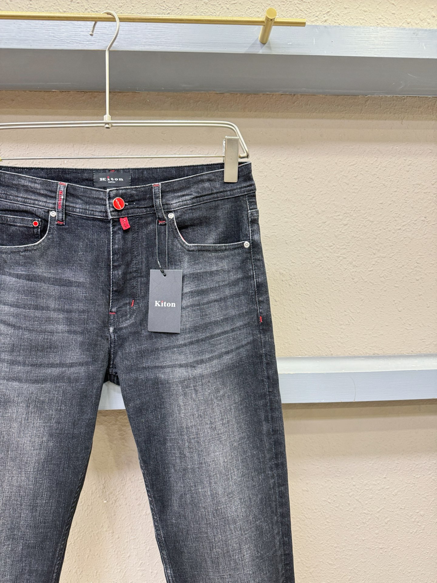 Kiton 2025专柜新品，原版牛仔裤 原版重工打造，品牌经典LOGO设计，三标齐全！原版五金辅料。专