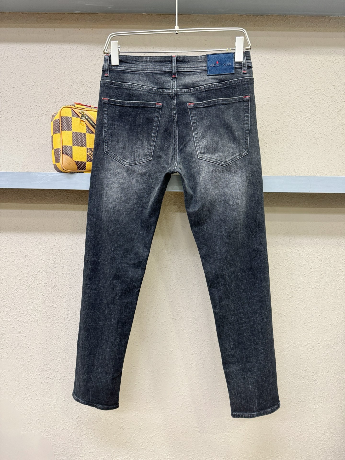 Kiton 2025专柜新品，原版牛仔裤 原版重工打造，品牌经典LOGO设计，三标齐全！原版五金辅料。专