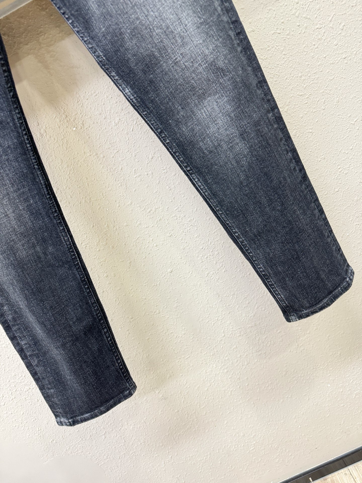 Kiton 2025专柜新品，原版牛仔裤 原版重工打造，品牌经典LOGO设计，三标齐全！原版五金辅料。专