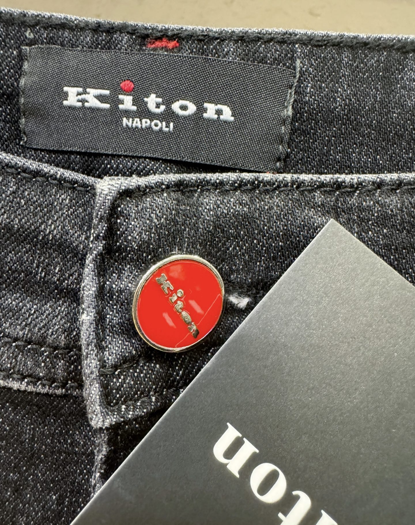Kiton 2025专柜新品，原版牛仔裤 原版重工打造，品牌经典LOGO设计，三标齐全！原版五金辅料。专