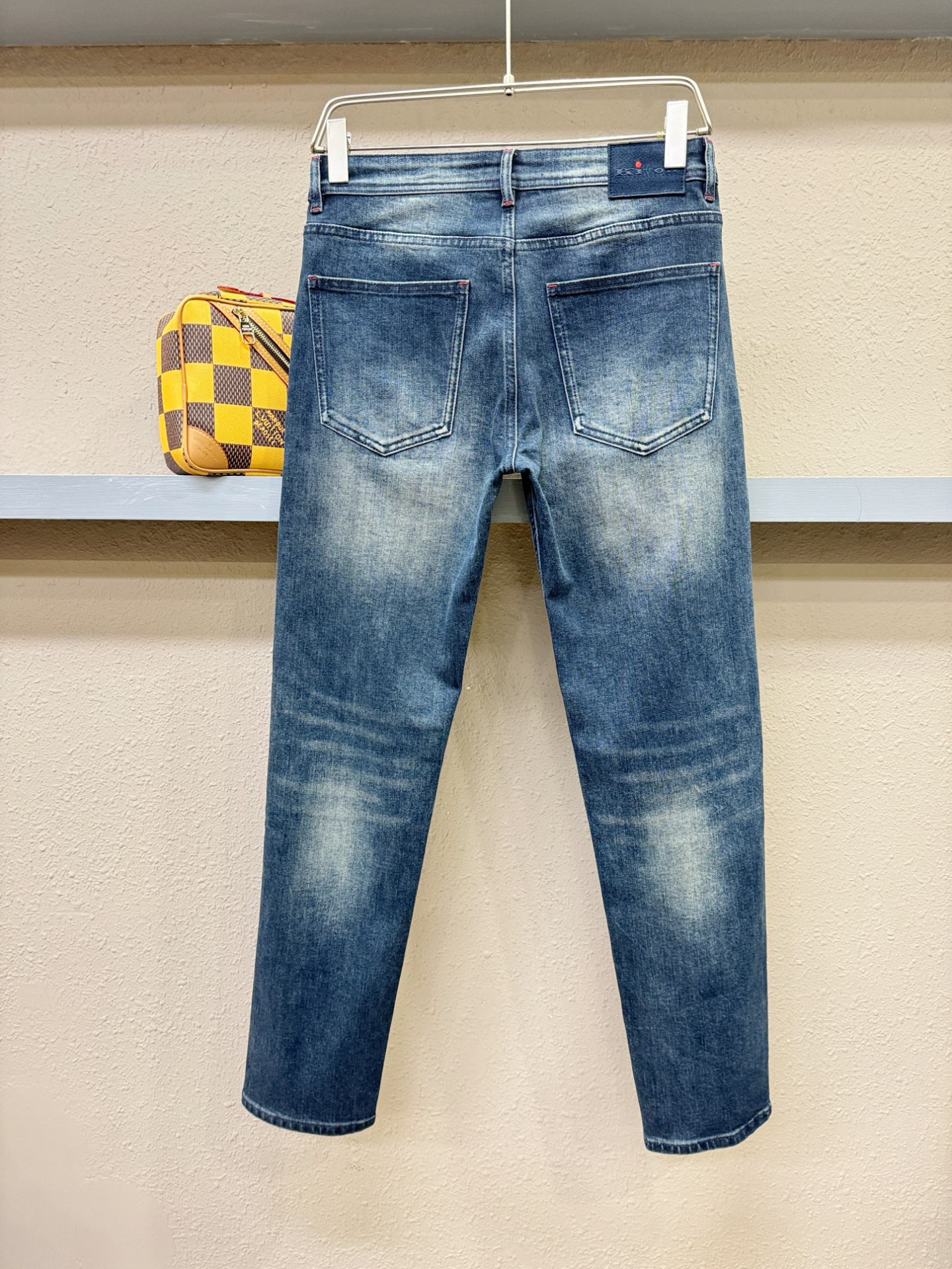 Kiton 2025专柜新品，原版牛仔裤 原版重工打造，品牌经典LOGO设计，三标齐全！原版五金辅料。专