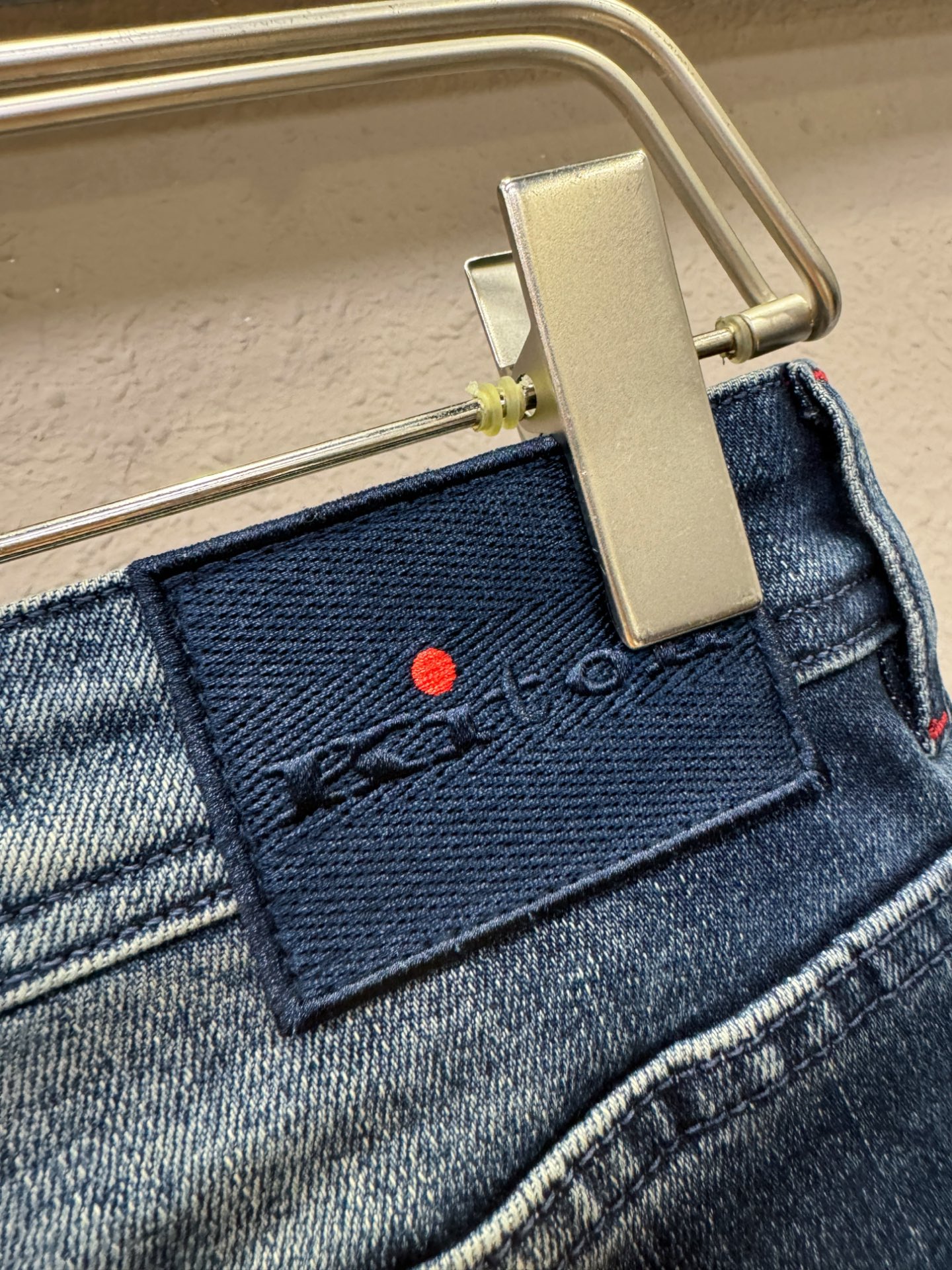 Kiton 2025专柜新品，原版牛仔裤 原版重工打造，品牌经典LOGO设计，三标齐全！原版五金辅料。专